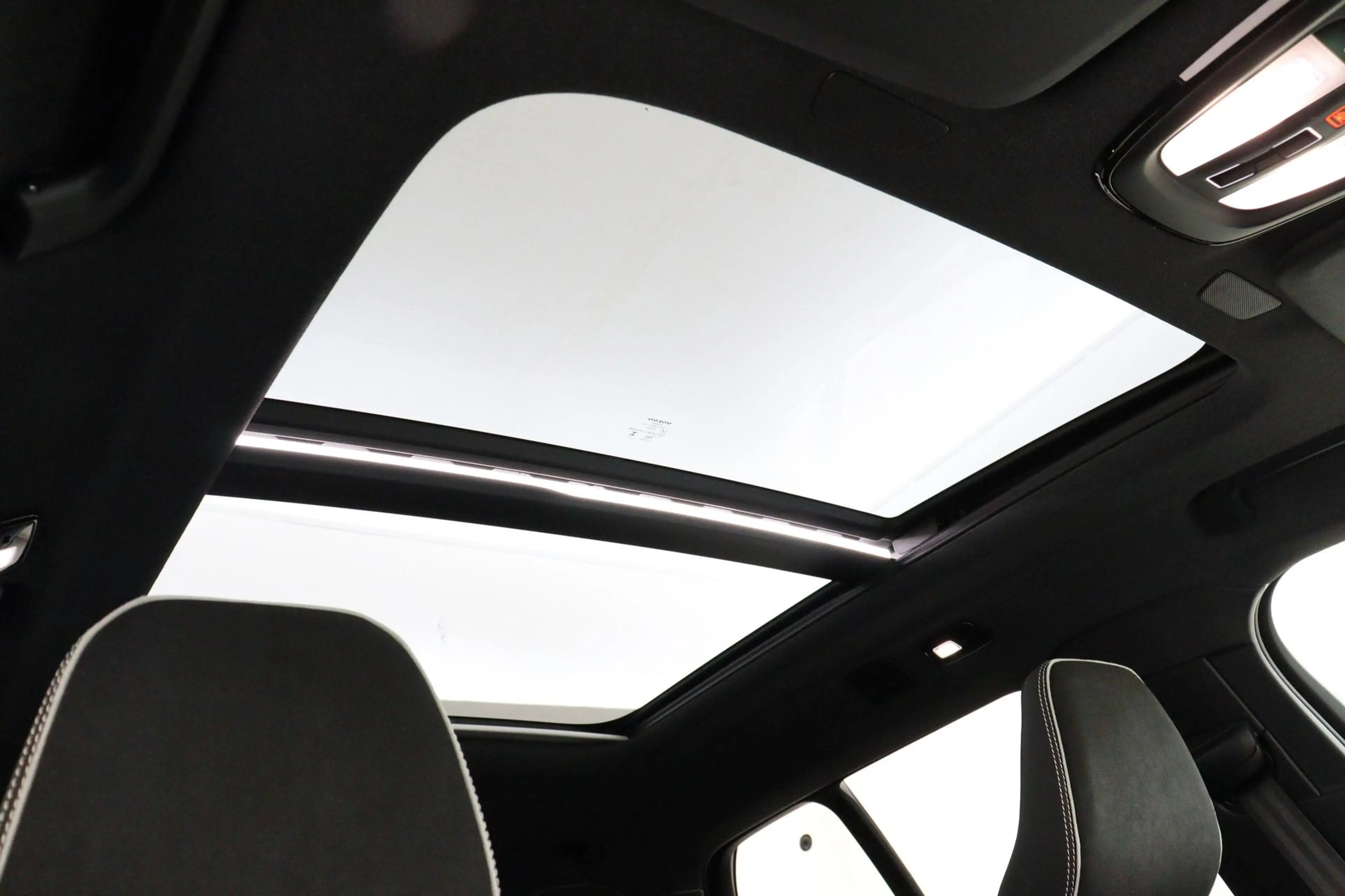 Volvo EX40 SINGLE MOTOR EXTENDED RANGE ULTRA BLACK EDITION EU — photo 12