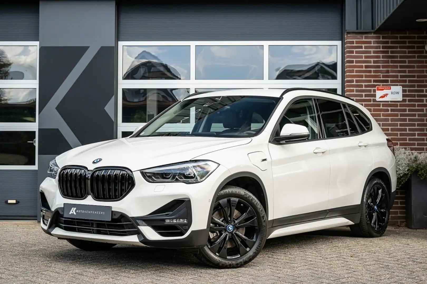 BMW X1 25e xDrive | Sportline | Head-up | Hifi | Trekhaak Blanc - 1