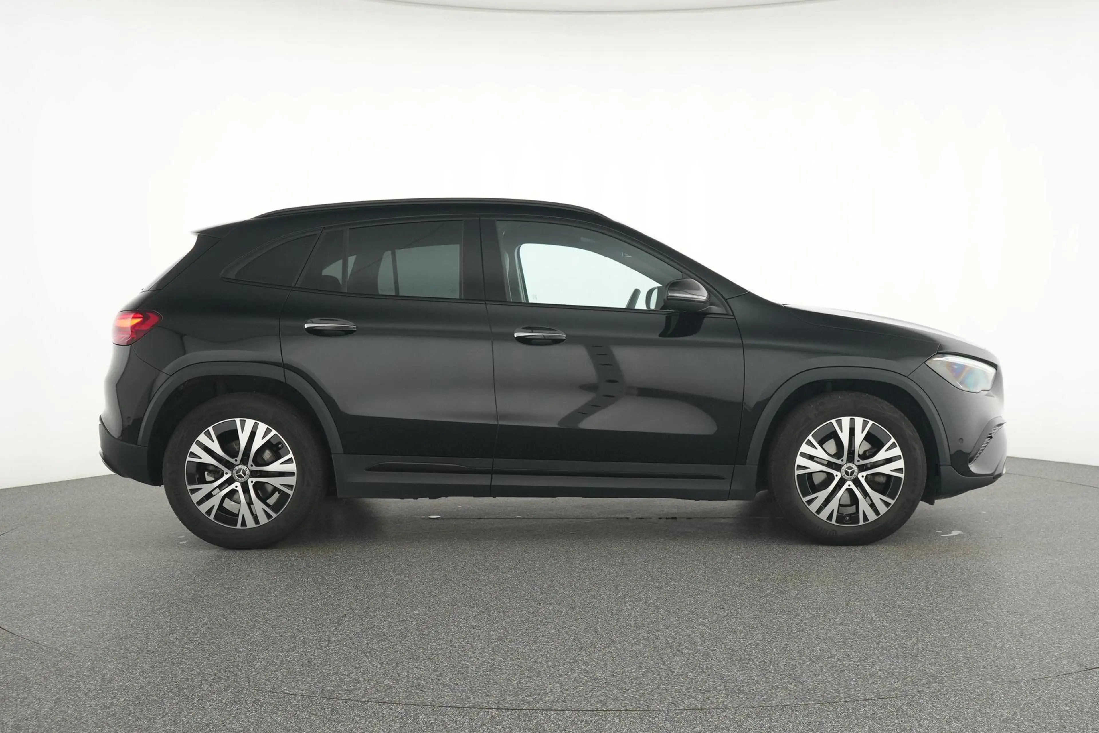 Mercedes-Benz GLA 180 d Luxury Line - Pack Night — photo 9