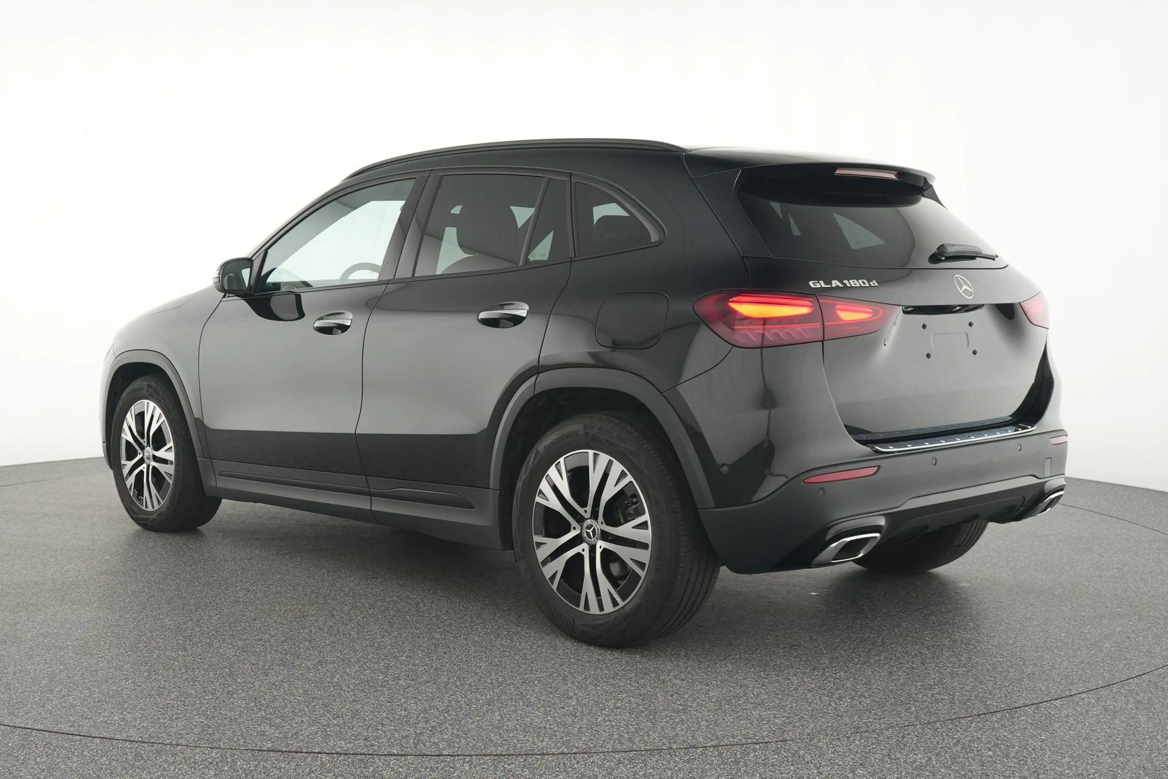 Mercedes-Benz GLA 180 d Luxury Line - Pack Night — photo 3