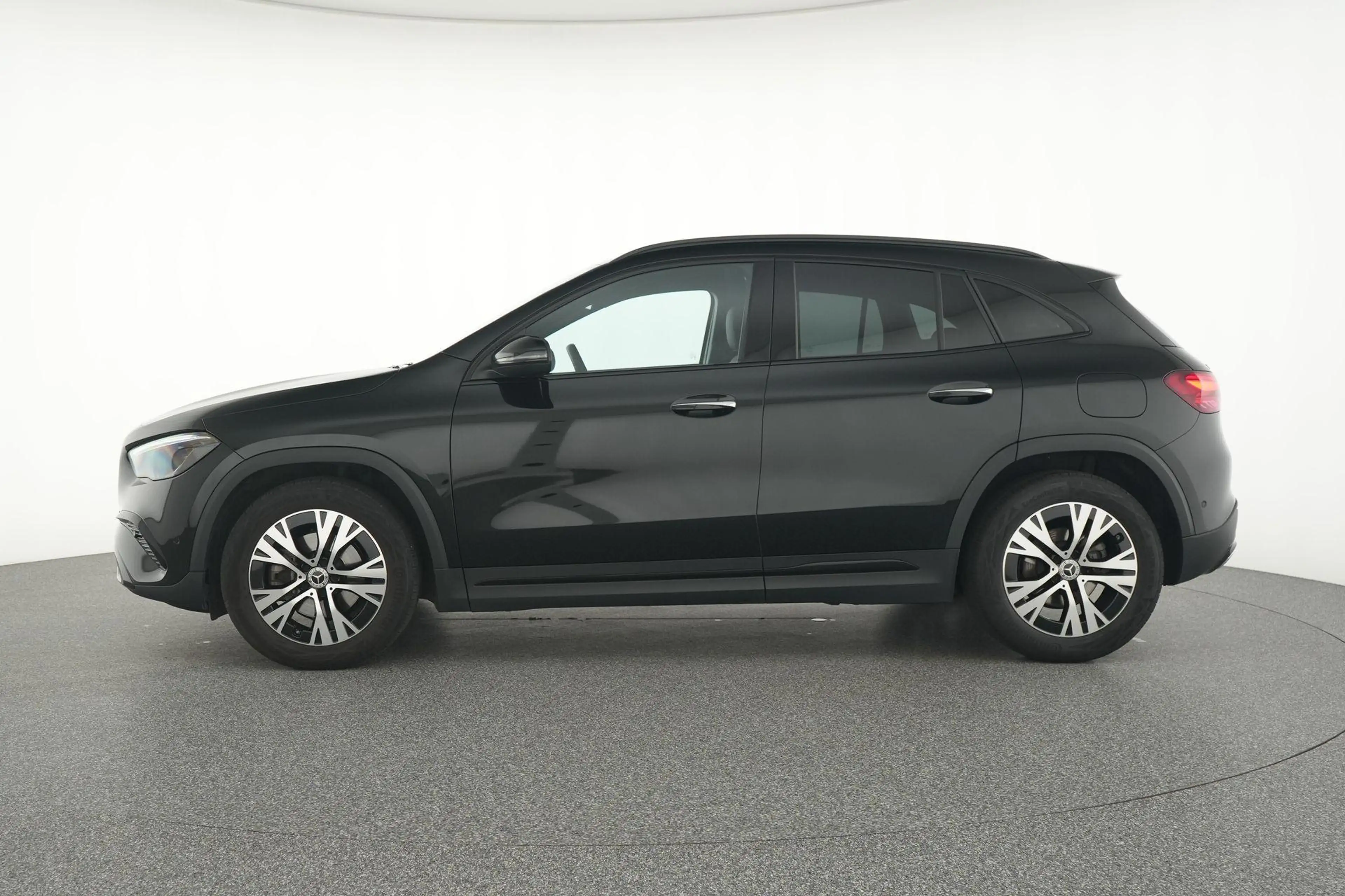 Mercedes-Benz GLA 180 d Luxury Line - Pack Night — photo 8