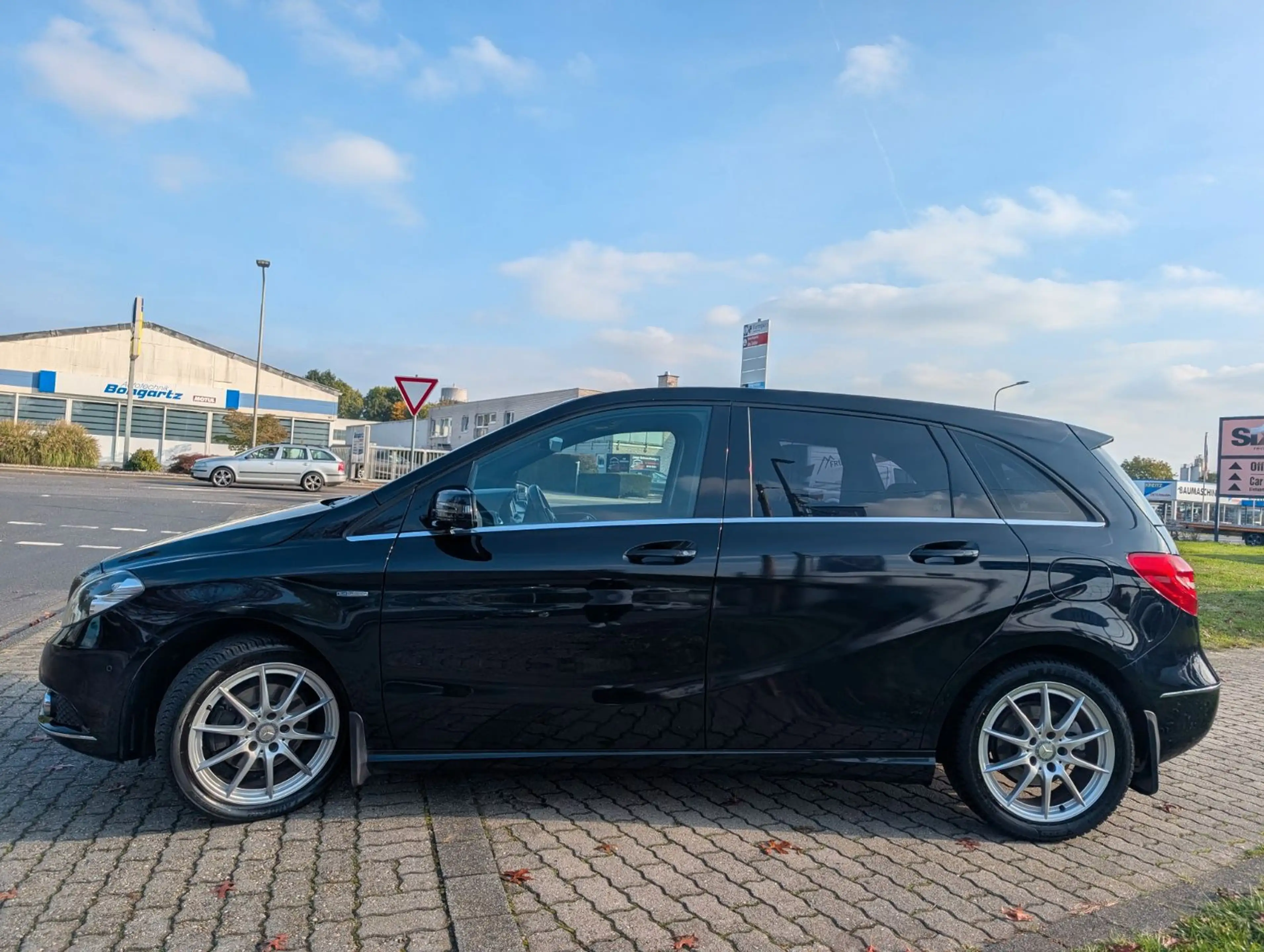 Mercedes-Benz B 200 *TEILLEDER*PDC V-H*NAVI*SHZ*BLUETOOTH !! — photo 15