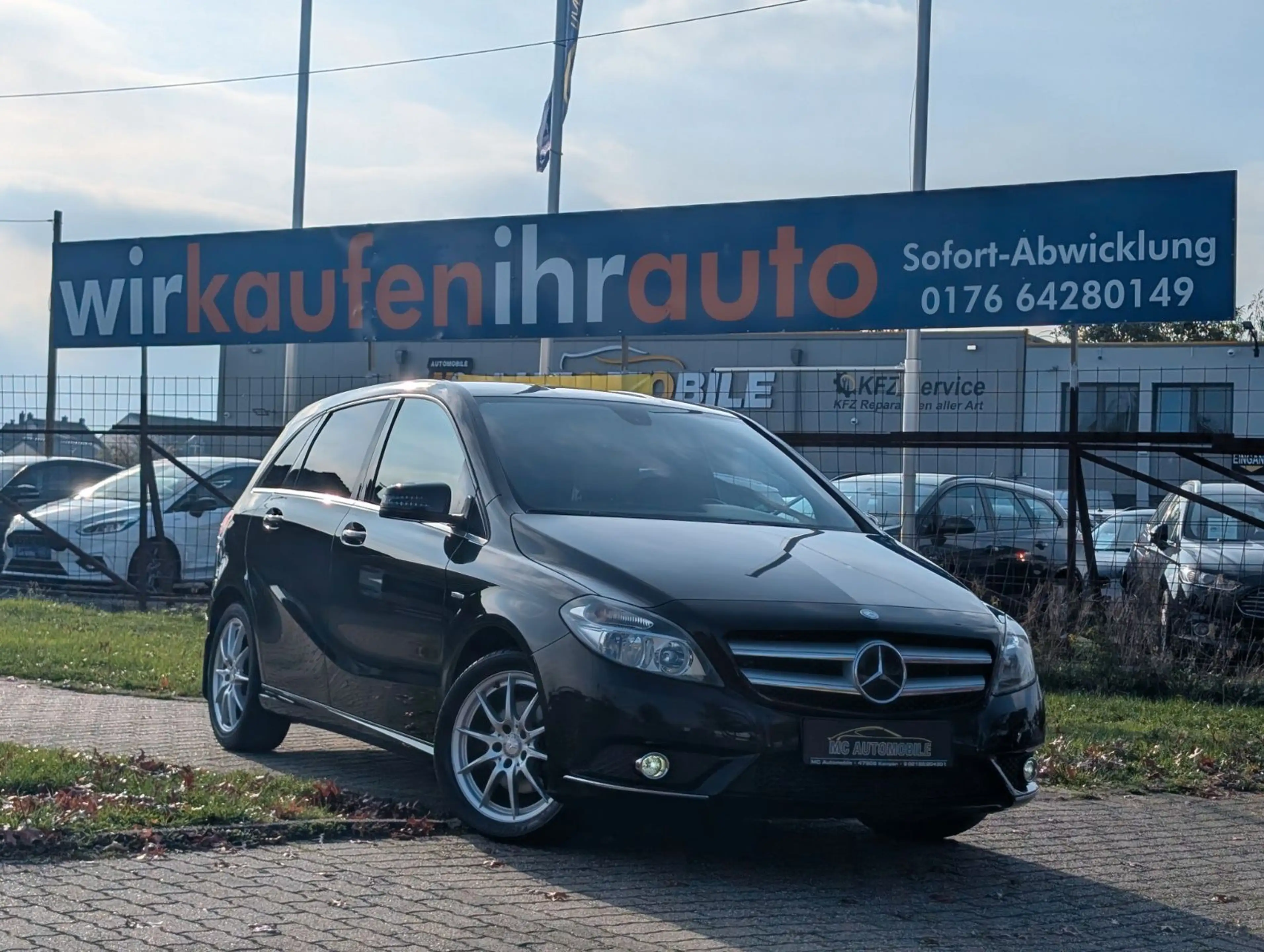 Mercedes-Benz B 200 *TEILLEDER*PDC V-H*NAVI*SHZ*BLUETOOTH !!