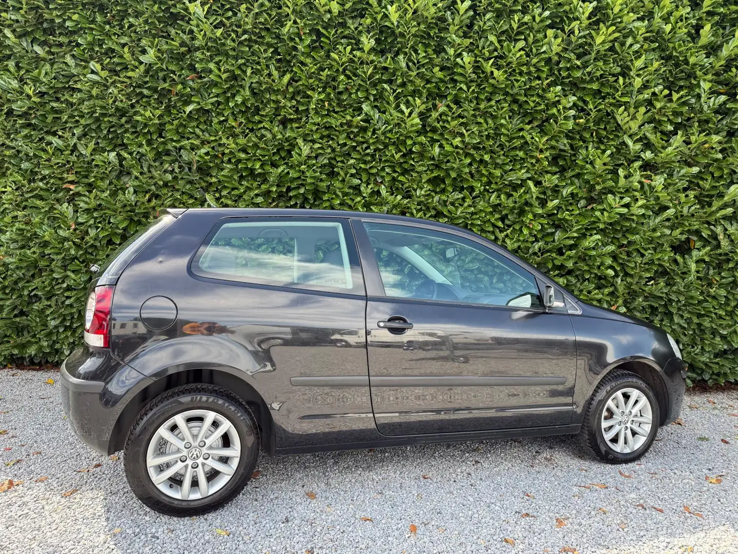 Volkswagen Polo 1.2 Trendline | NWE APK | AIRCO | ELEKT PKKT Zwart - 2