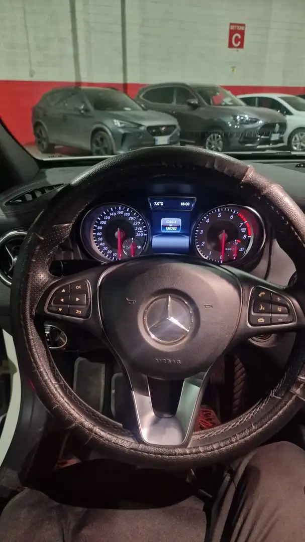 Mercedes-Benz GLA 180 premium - 2