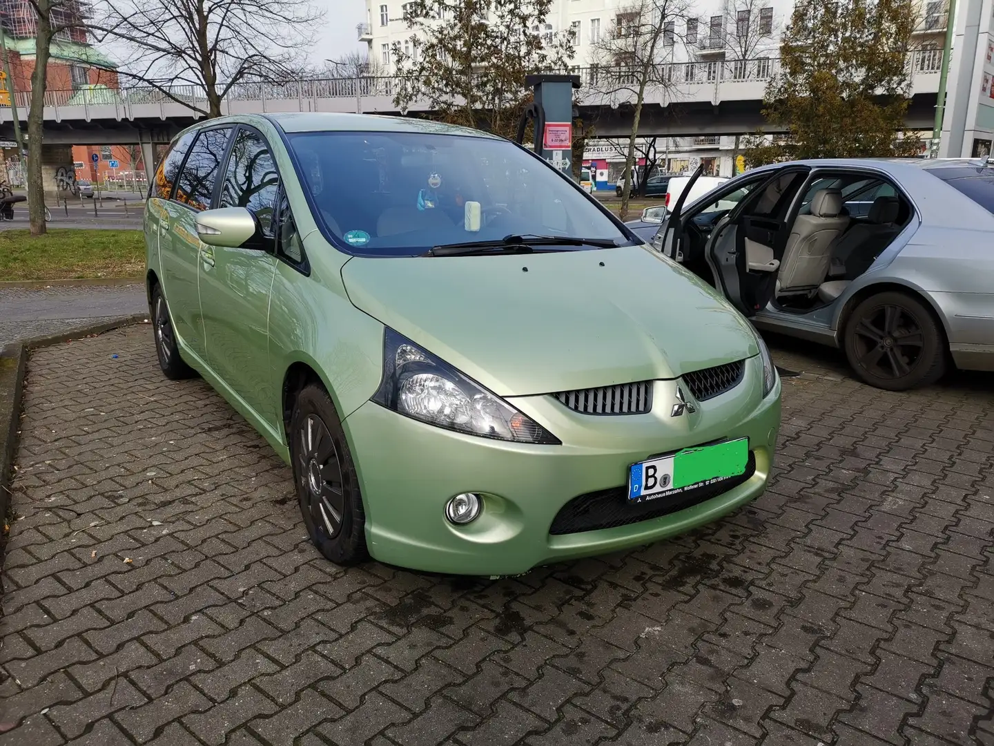 Mitsubishi Grandis 2.4 Automatik Intense Vert - 1