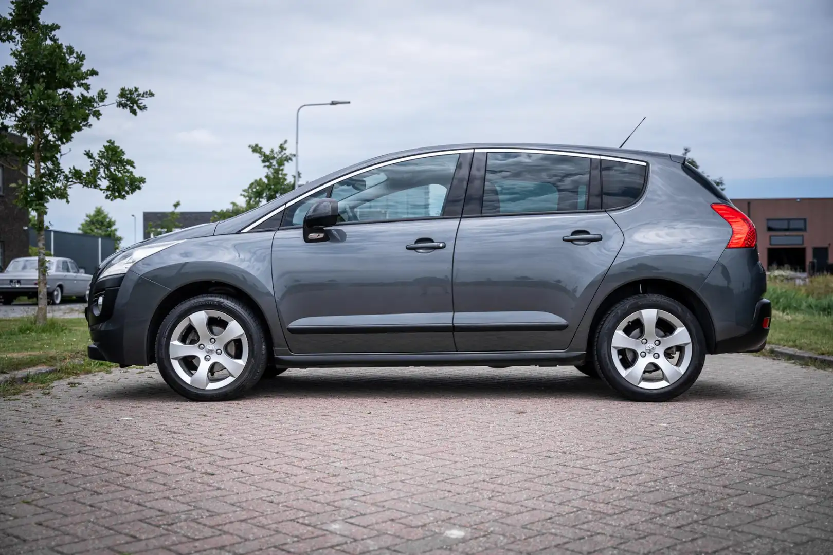 Peugeot 3008 1.6 VTi Première Gris - 2
