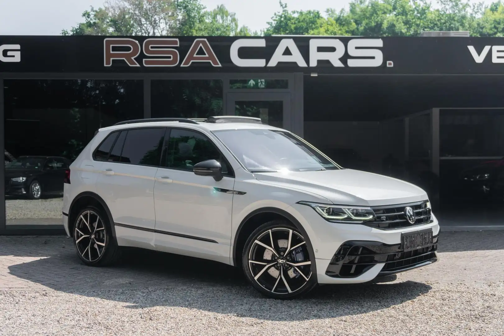 Volkswagen Tiguan R 2.0 TSI 4Motion | Akrapovic | Panorama Wit - 1