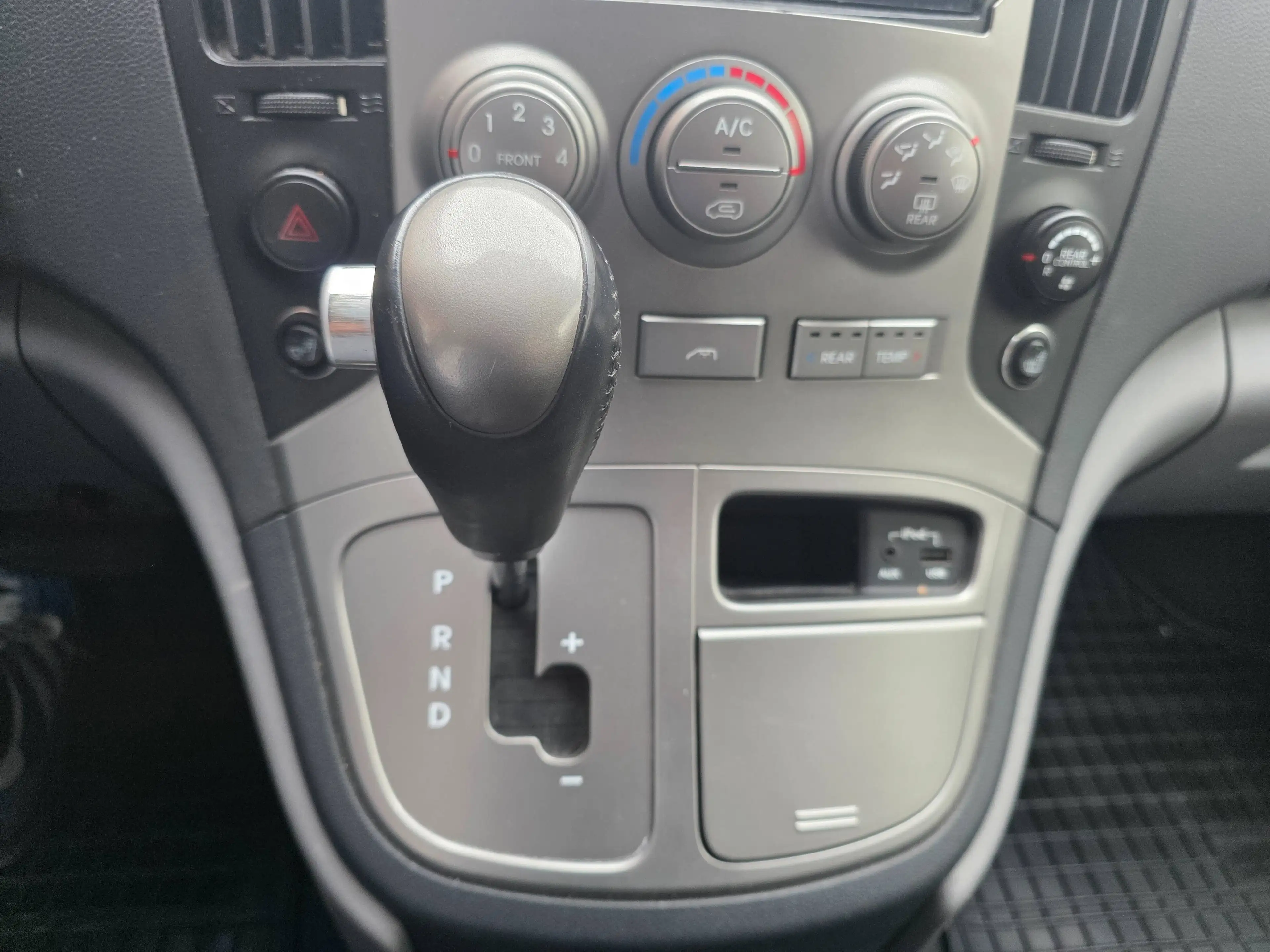 Hyundai H-1 Travel Premium — photo 13