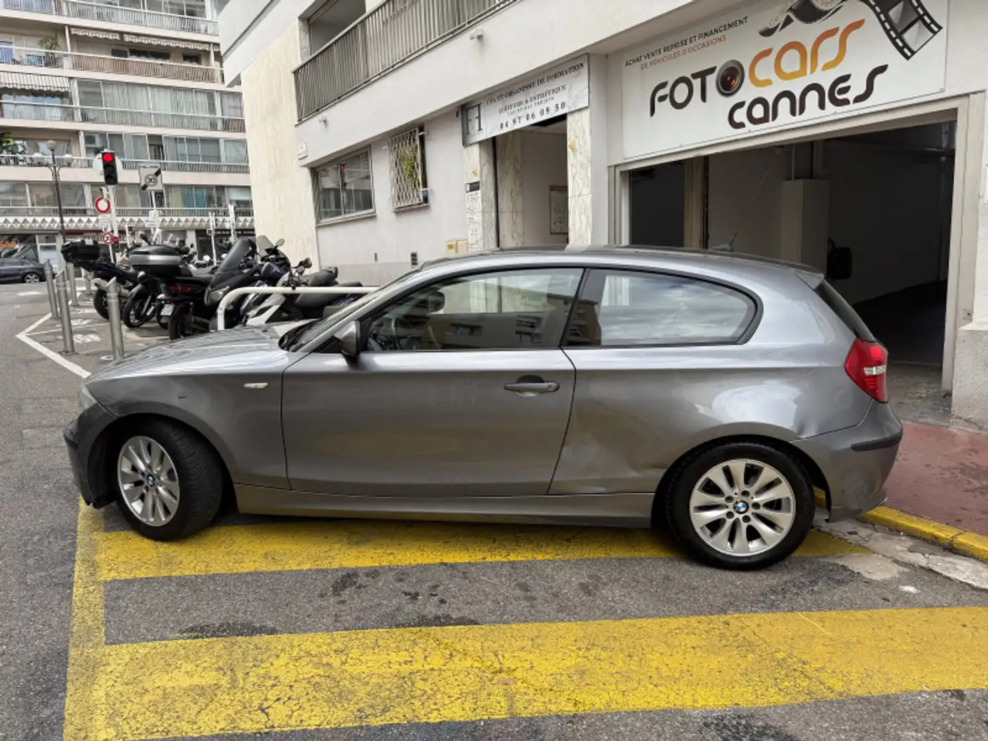 BMW 116 (E81/E87) 116D 115CH CONFORT 3P Grijs - 2