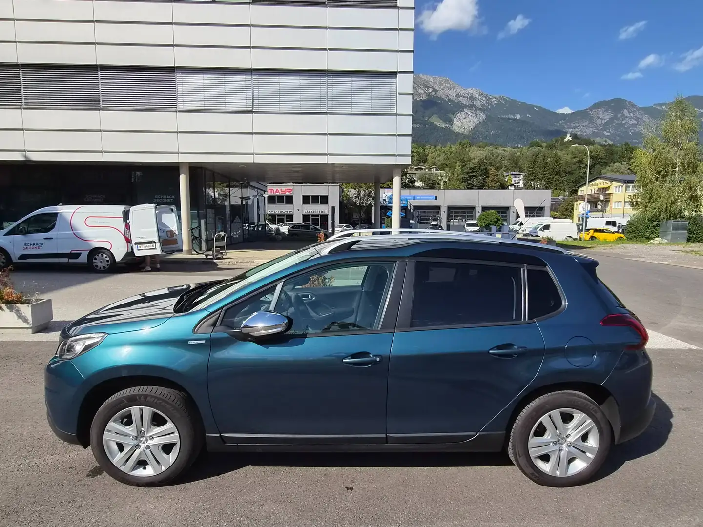 Peugeot 2008 1.2 Style- AHK-Sitzheizung-Zahnriemenwechsel und Service durchgeführt! 8fach bereift! Grün - 2