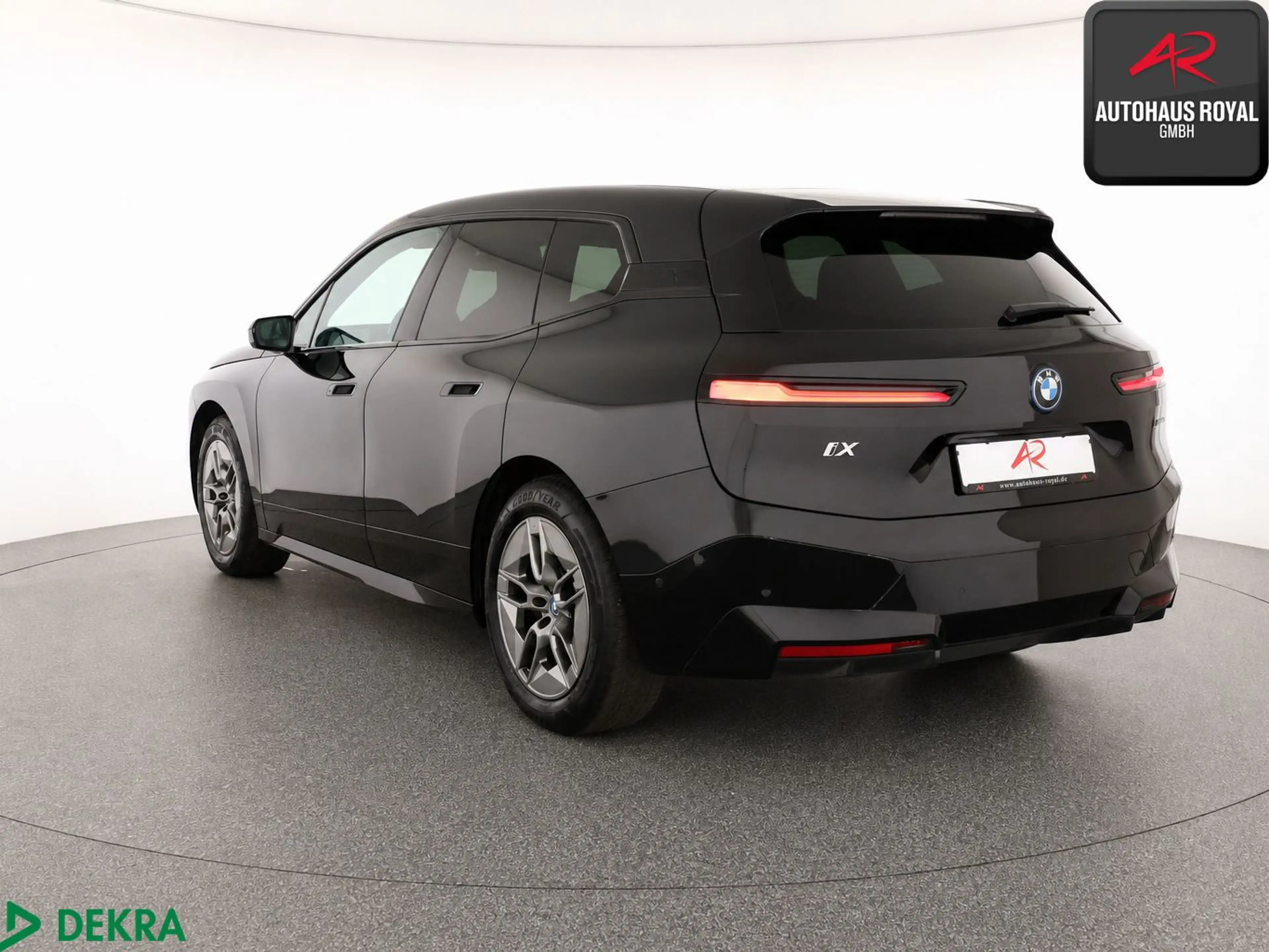 BMW iX xDrive40 SPORT LASER,SKYLOUNGE,360°;HUD,ACC — photo 3