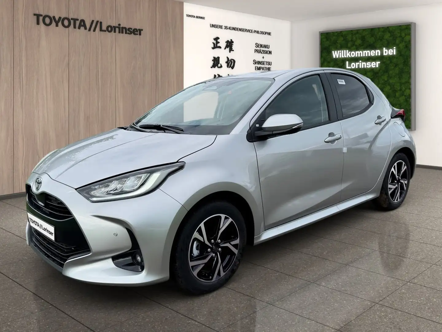 Toyota Yaris 1.5 Teamplayer Kam.+KlimaA+LED+PDC+SHZ+ACC Silber - 2