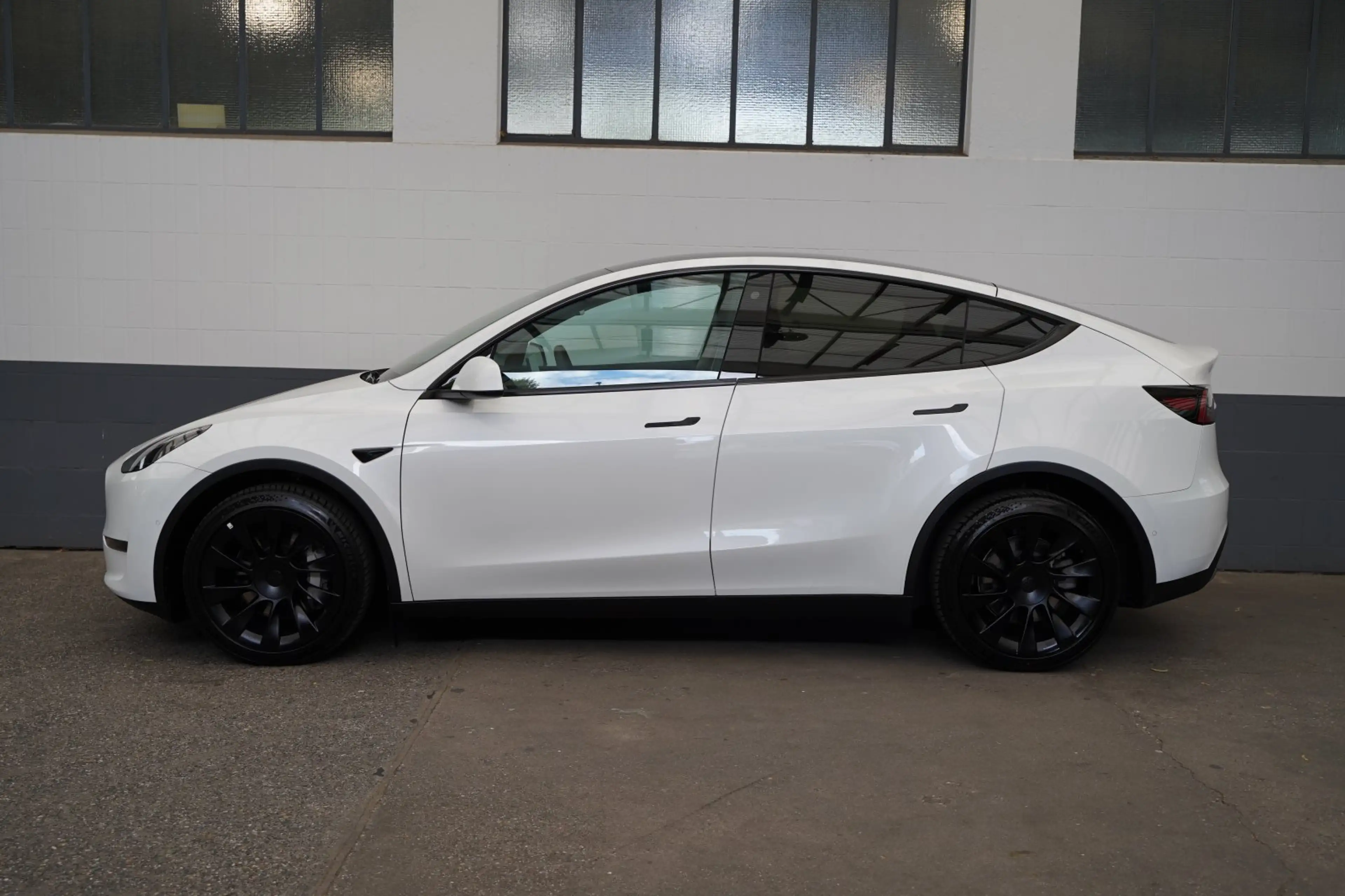 Tesla Model Y Long Range AWD *20-Zoll* — photo 4