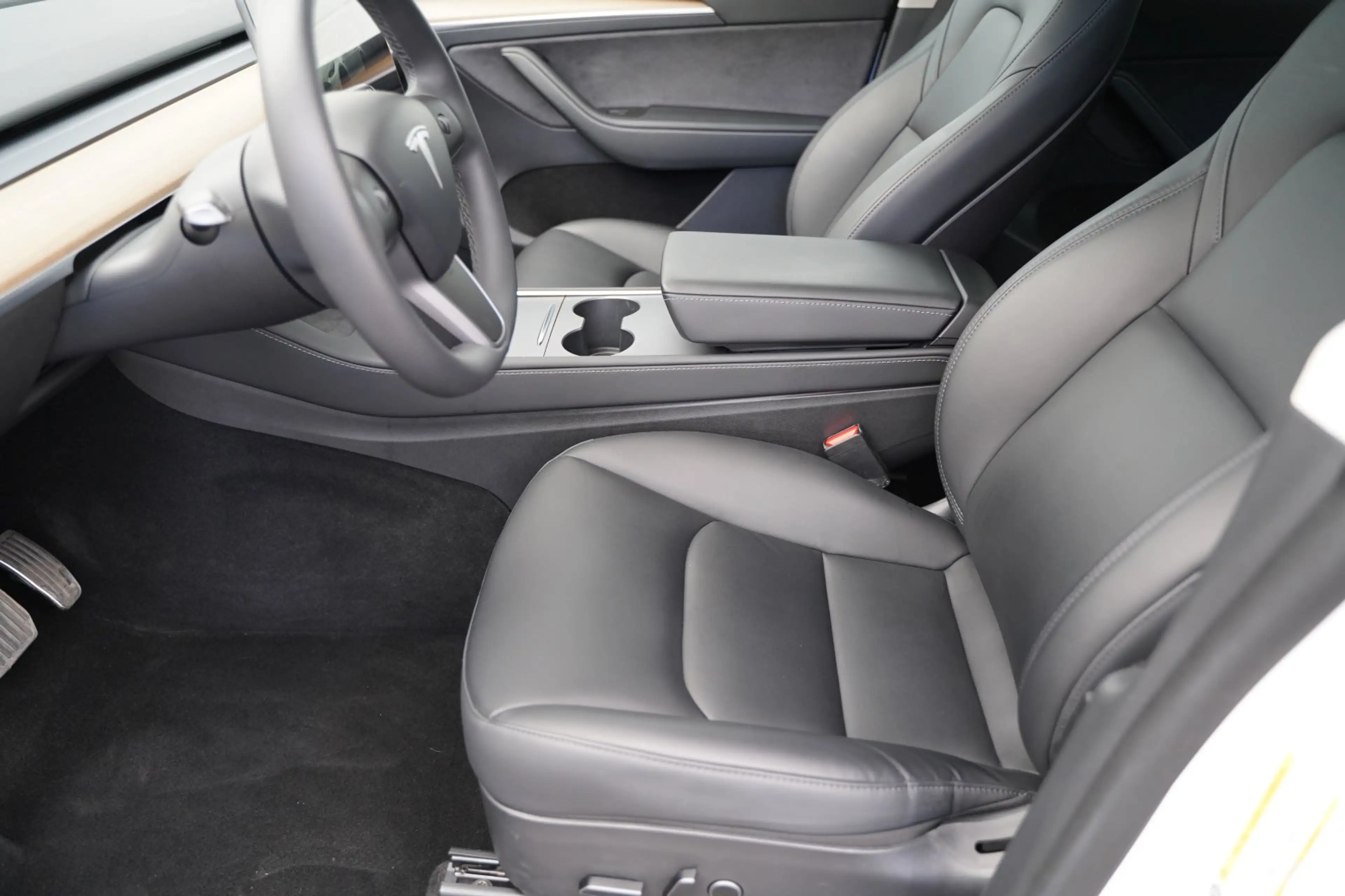 Tesla Model Y Long Range AWD *20-Zoll* — photo 9