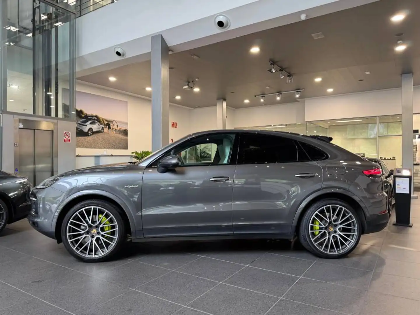 Porsche Cayenne E-Hybrid Coupé Aut. Gris - 2