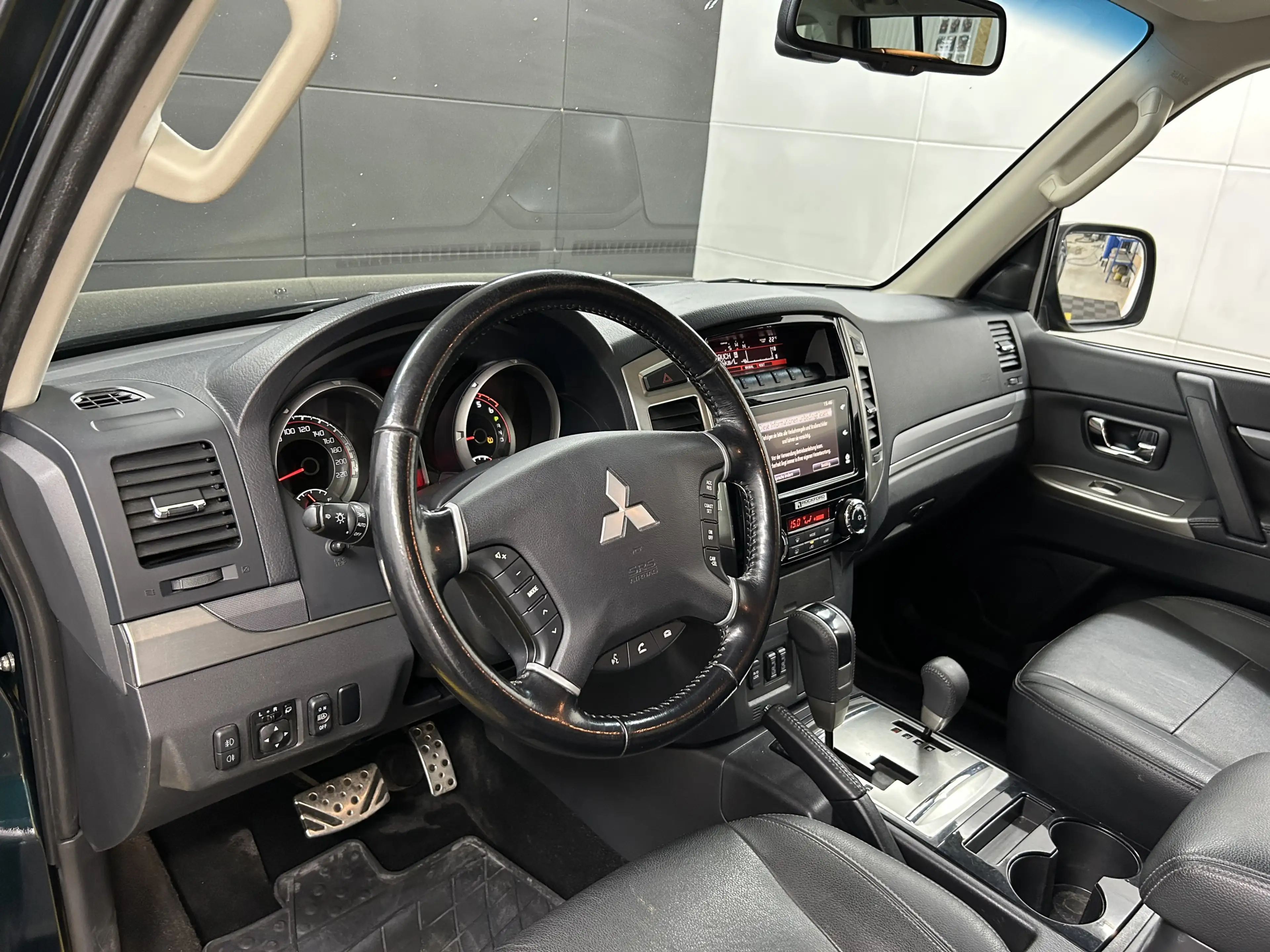 Mitsubishi Pajero 3.2 DI-D Edition 100 7 Sitzer+Xenon+DAB — photo 8
