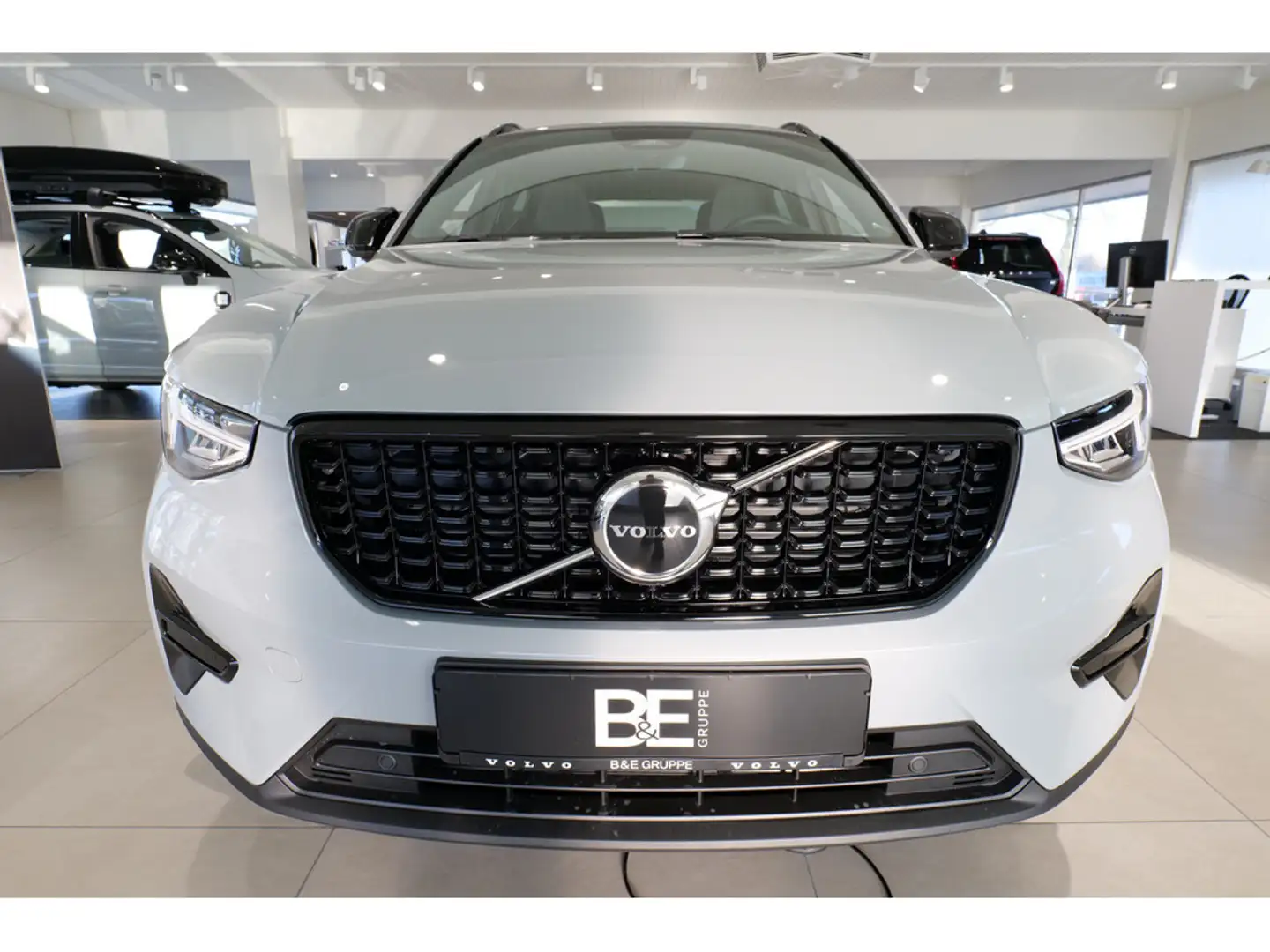 Volvo XC40 B4 Plus Dark PDC SHZ KAMERA H/K NAVI LED Grau - 2