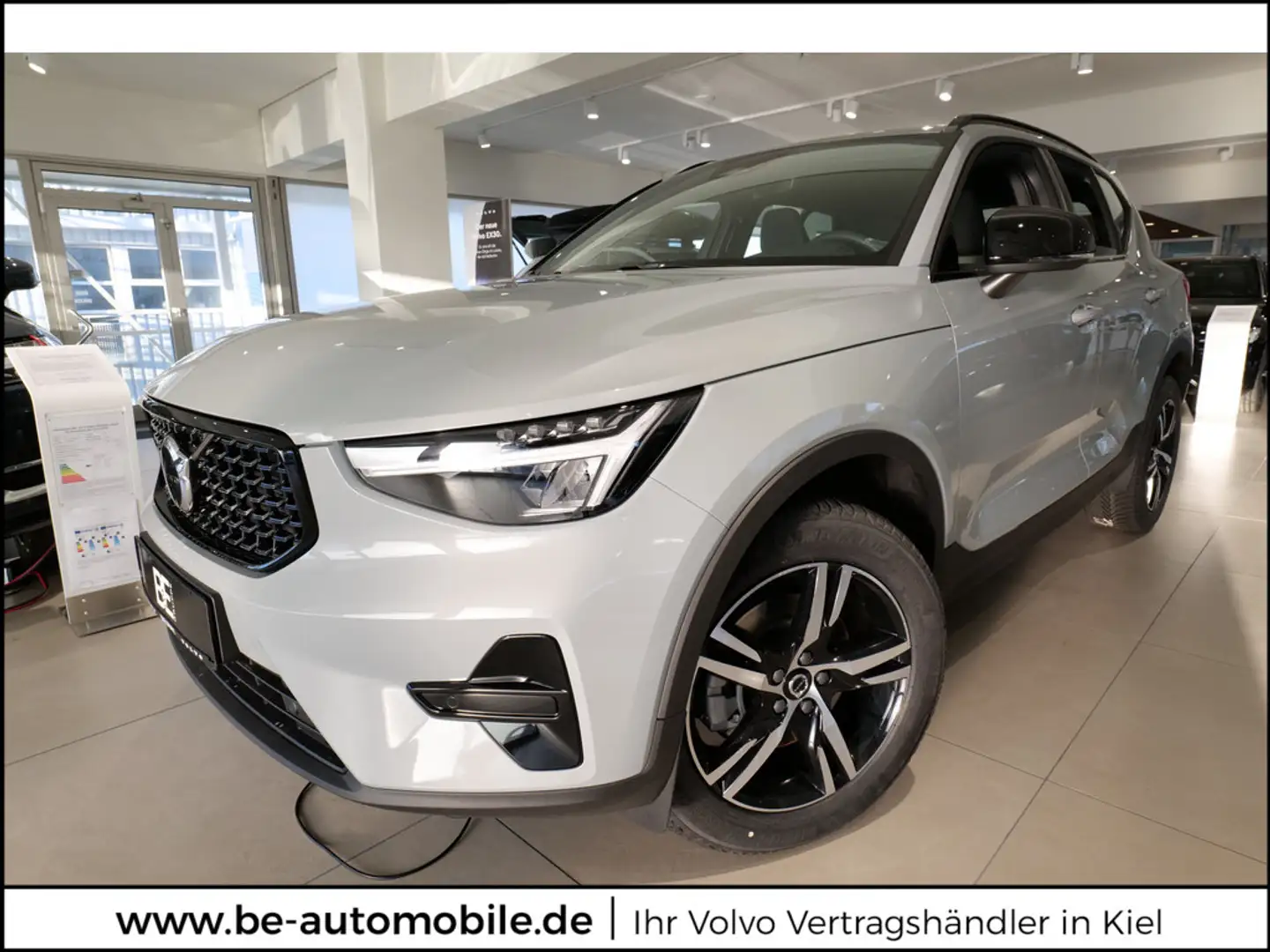 Volvo XC40 B4 Plus Dark PDC SHZ KAMERA H/K NAVI LED Grau - 1