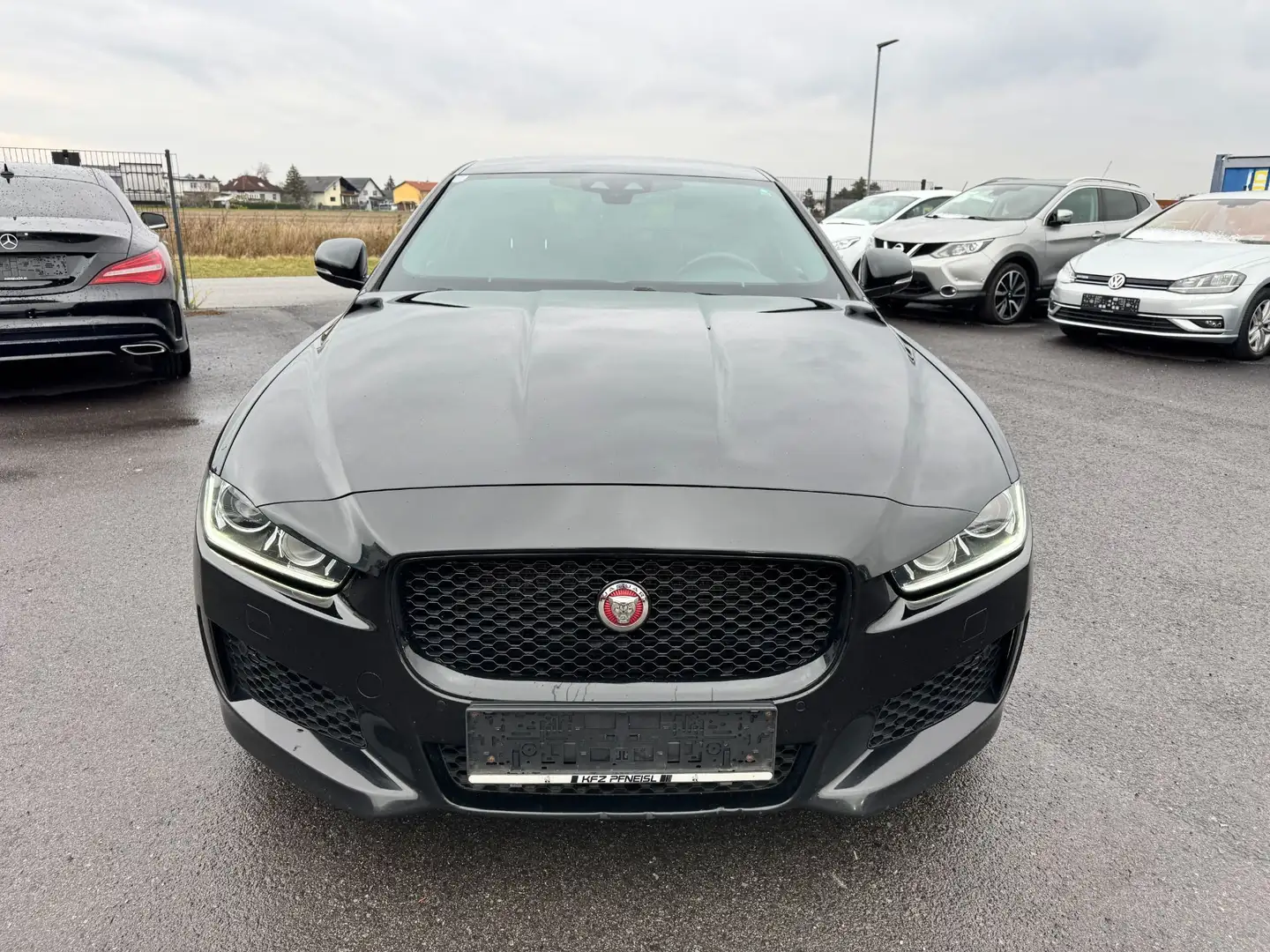 Jaguar XE 20d Landmark AWD Aut. Schwarz - 2