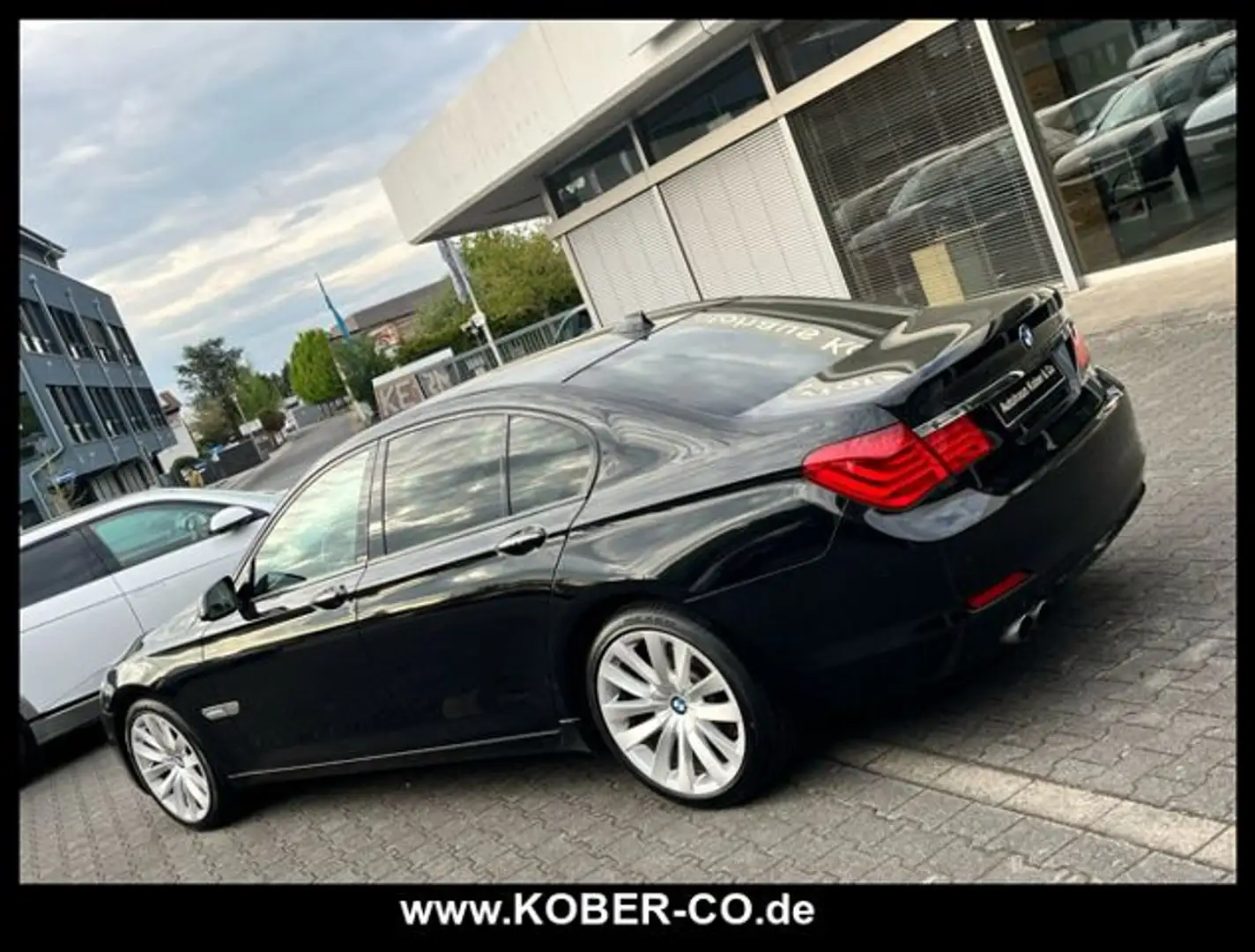 BMW 730 730dA LEDER+NAVI+SHZ+XENON+TEMPOMAT+FINANZIERUNG Black - 2