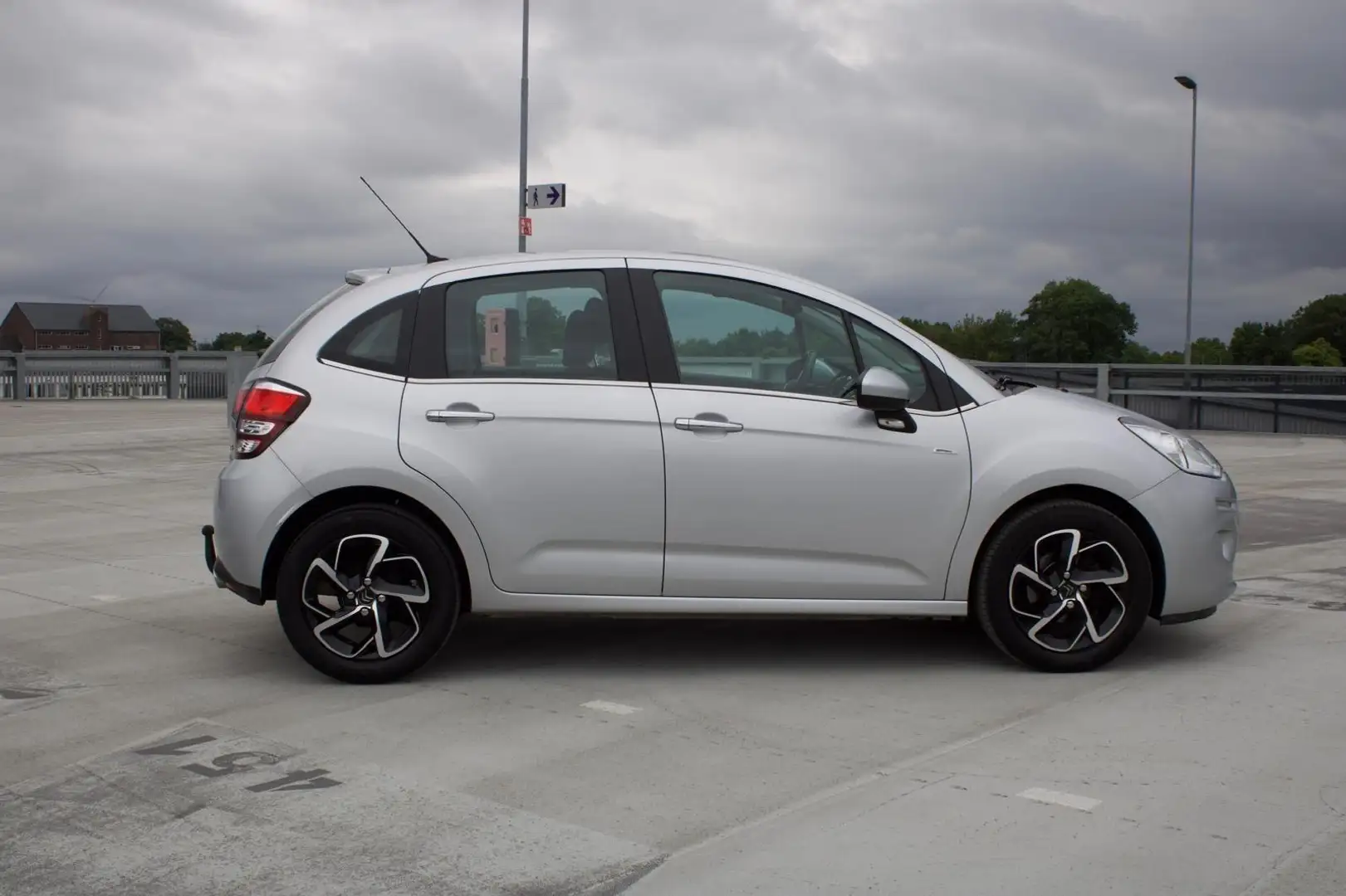 Citroen C3 1.2 PureTech Exclusive Grijs - 2