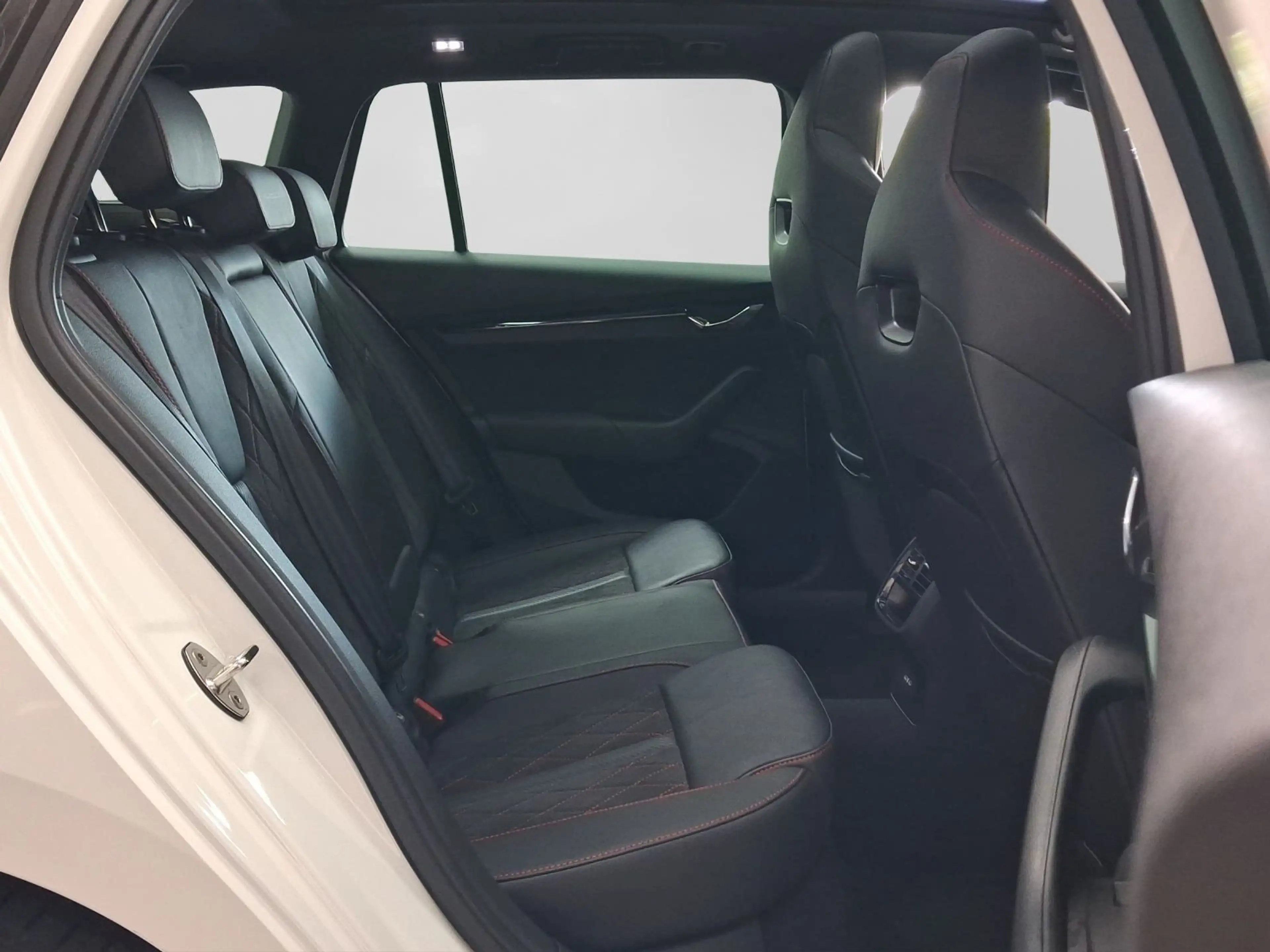 Skoda Octavia Combi 2.0 TDI DSG RS MATRIX PANO LM18 — photo 6