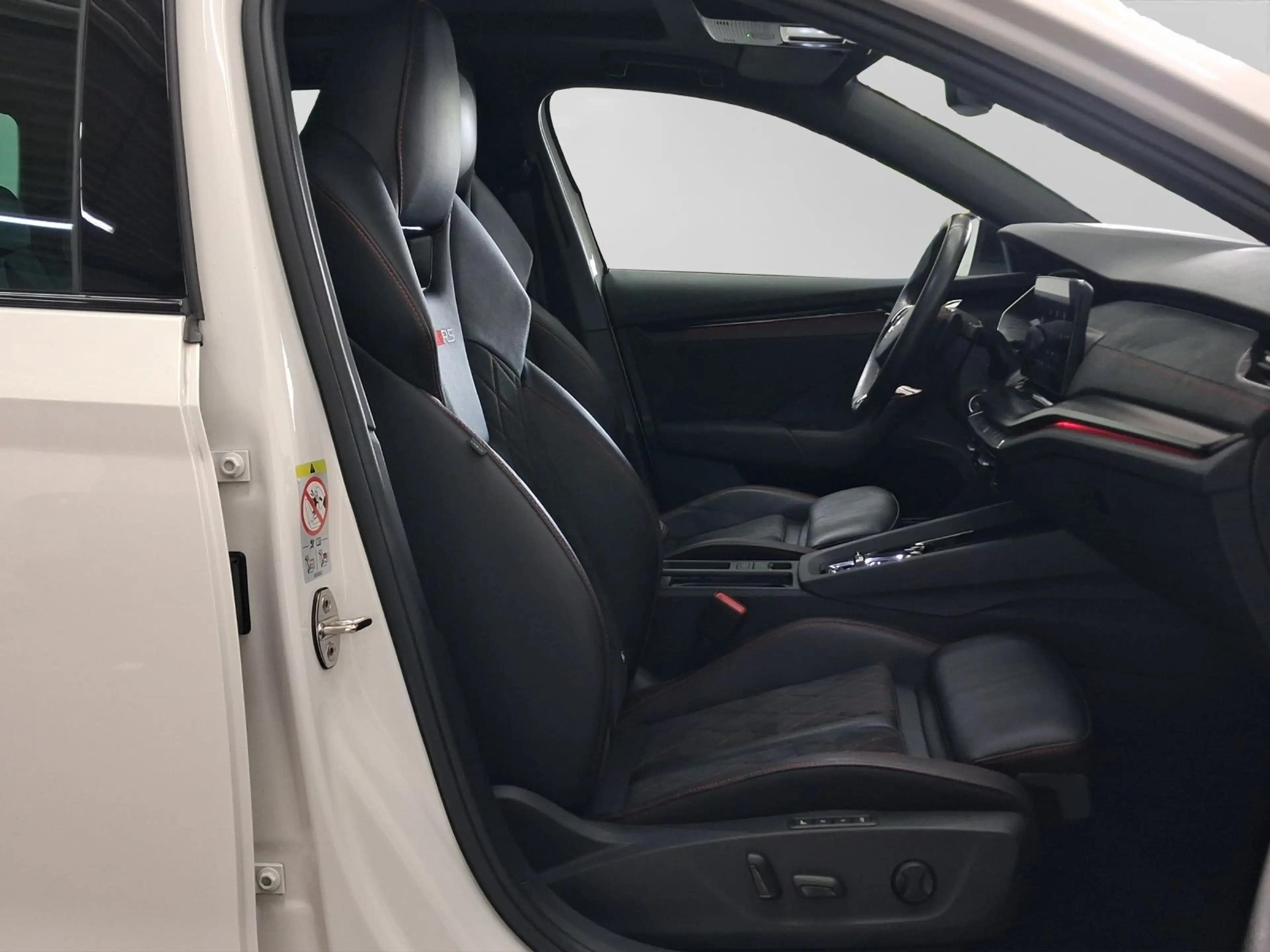 Skoda Octavia Combi 2.0 TDI DSG RS MATRIX PANO LM18 — photo 4