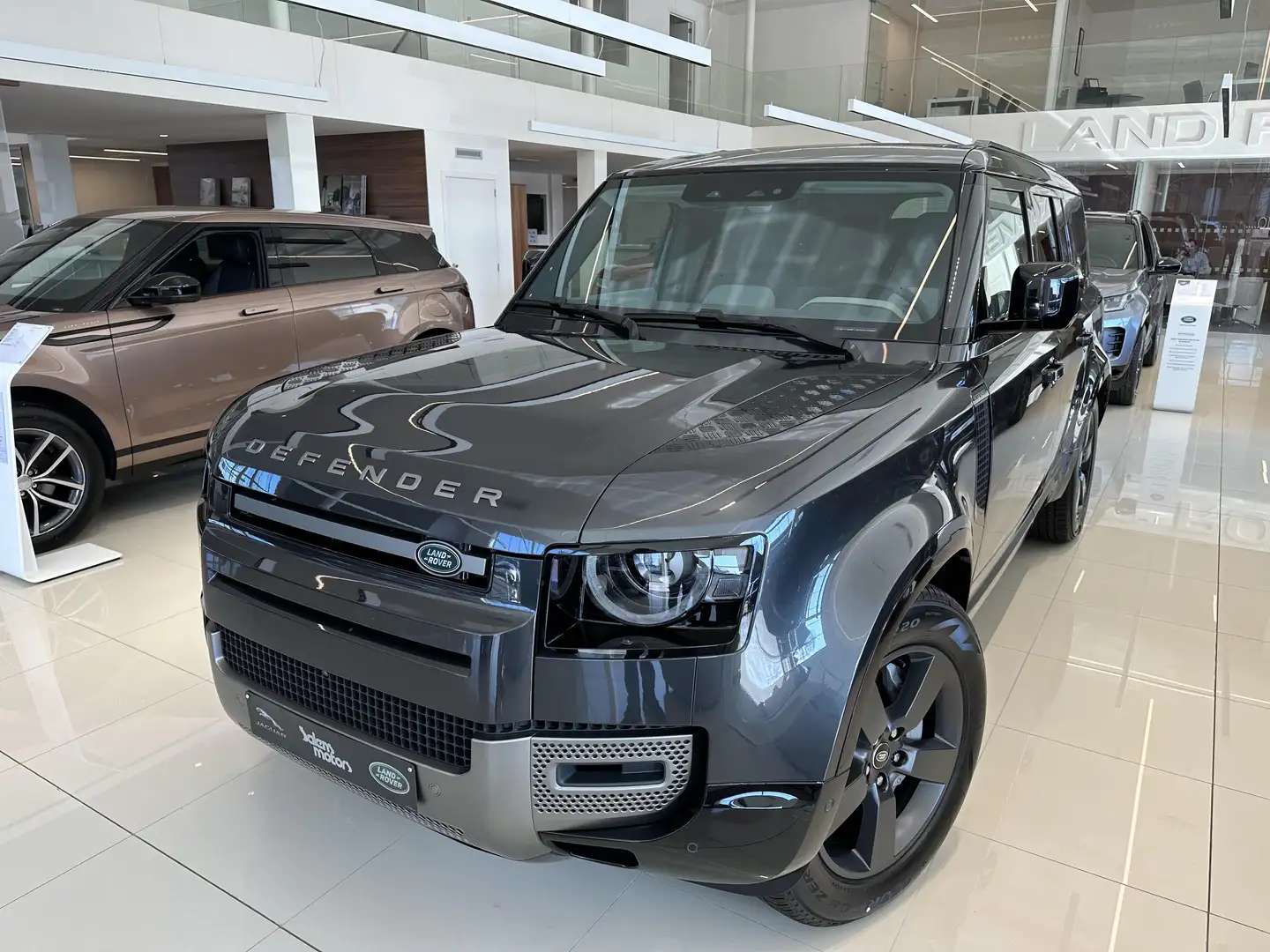 Land Rover Defender 130 D300 X-Dyn SE 8 seats Gris - 1