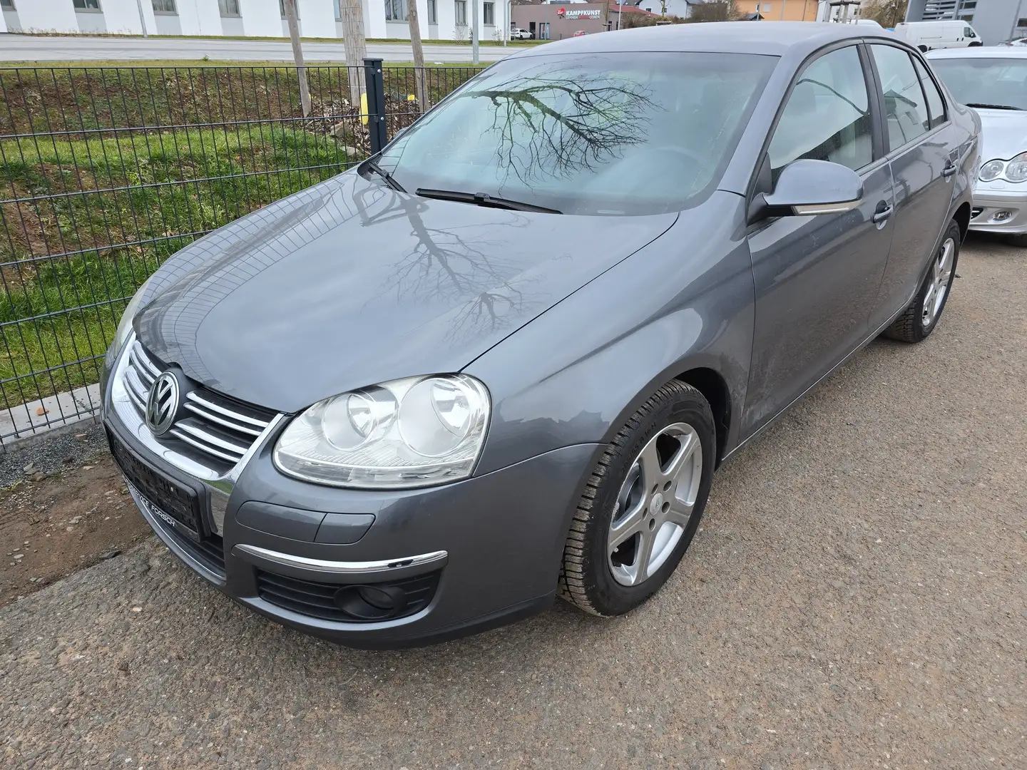 Volkswagen Jetta Trendline Grau - 1