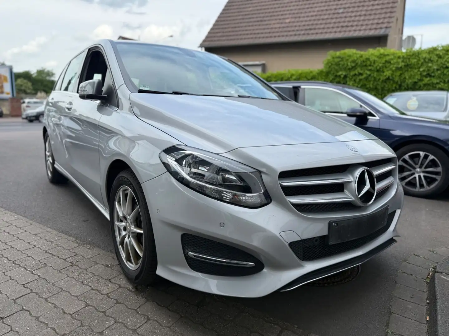 Mercedes-Benz B 180 NAVI/KLIMA/SHZ/PDC/TEMPOMAT/USB/ALUS/AHK srebrna - 1