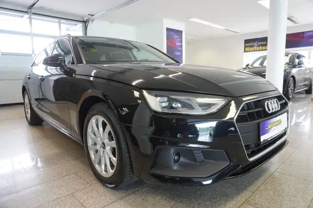 Audi A4 Avant view 3