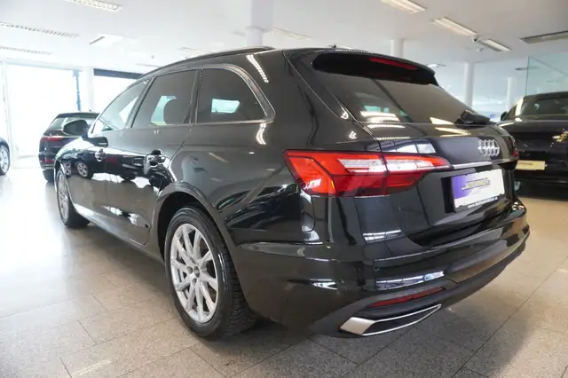 Audi A4 Avant view 4