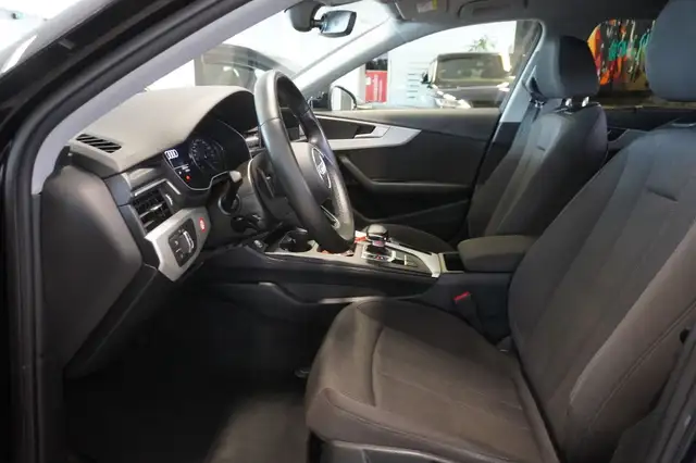 Audi A4 Avant view 8
