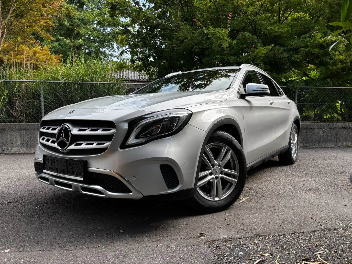 Mercedes-Benz GLA 200 Urban 4Matic / 8 fach Bereift / Servicegepflegt Silber - 1