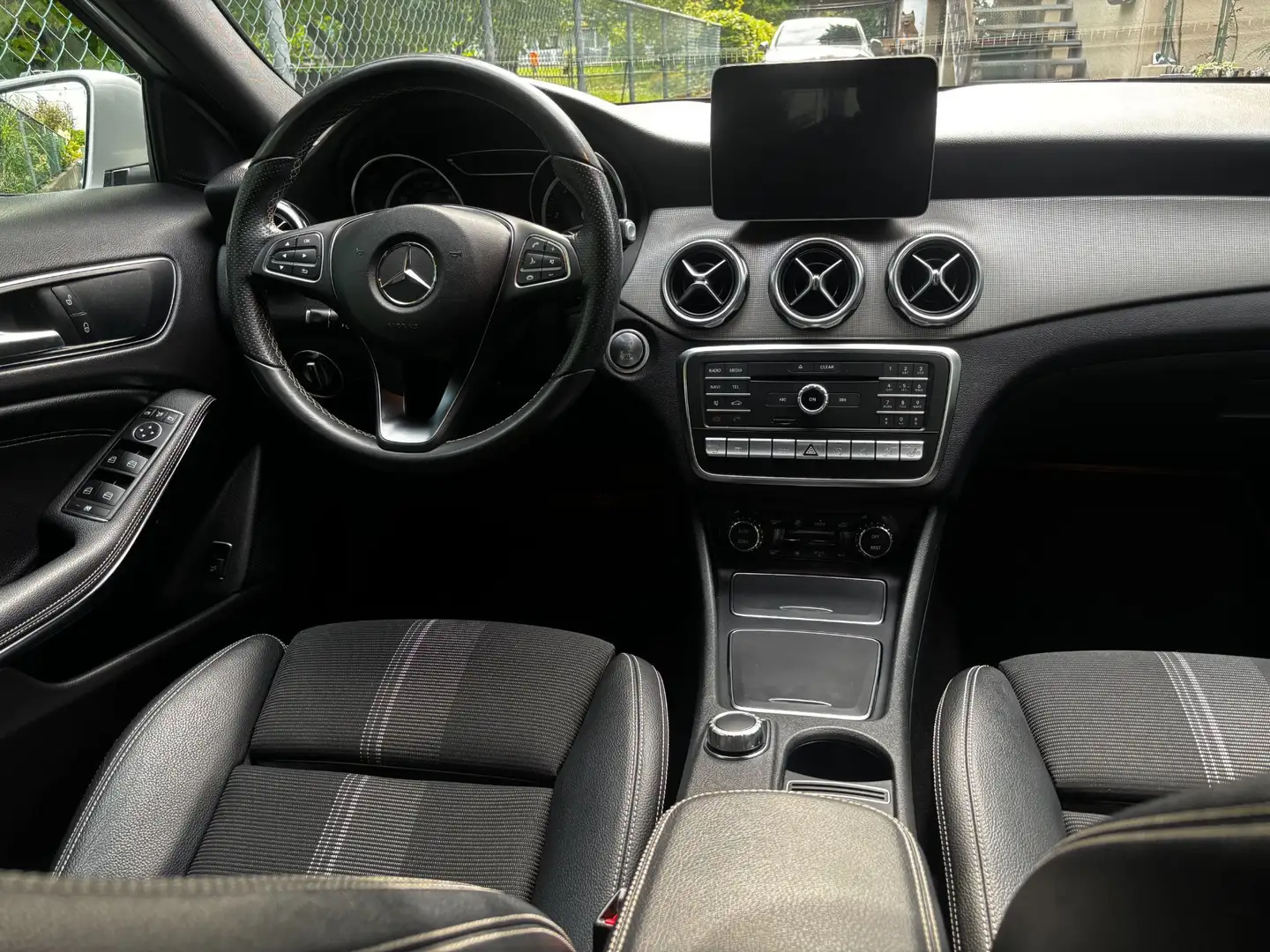 Mercedes-Benz GLA 200 Urban 4Matic / 8 fach Bereift / Servicegepflegt Silber - 2