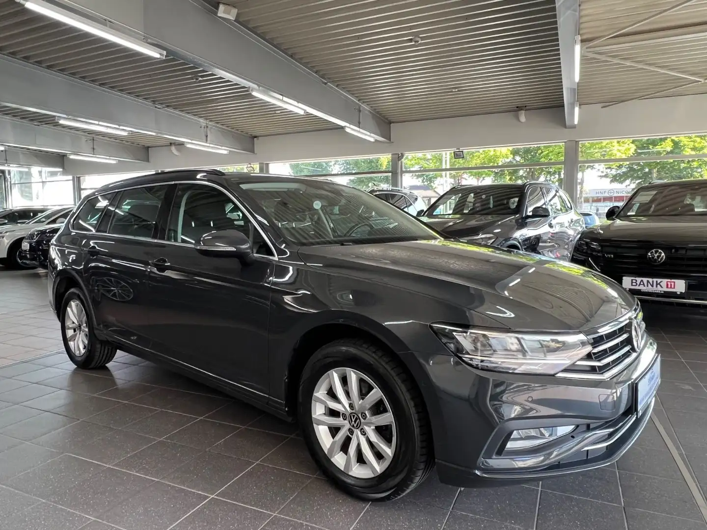 Volkswagen Passat Var. 2.0 TDI Business AHK+Travel+SH+NAVI Grau - 2