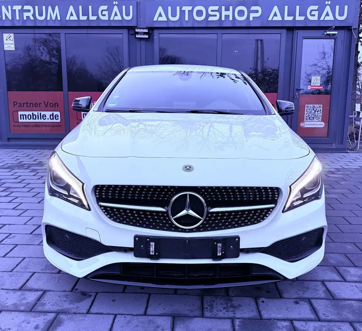 Mercedes-Benz CLA 200 Shooting Brake AMG Line Blanc - 2