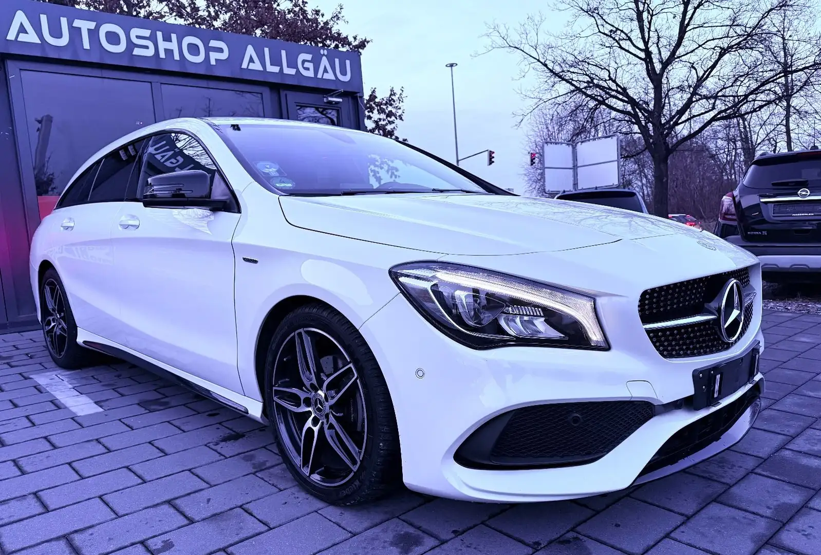 Mercedes-Benz CLA 200 Shooting Brake AMG Line Blanc - 1