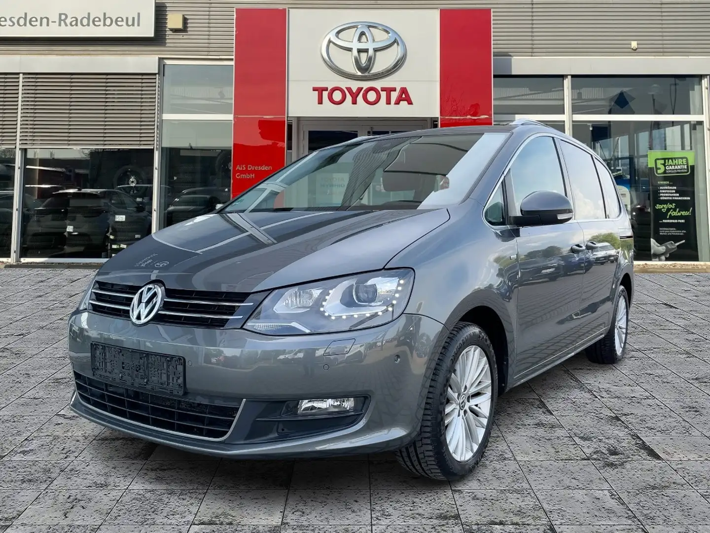 Volkswagen Sharan 1.4 TSI BMT Cup BiXenon ParkAss. el.Heck Grau - 1