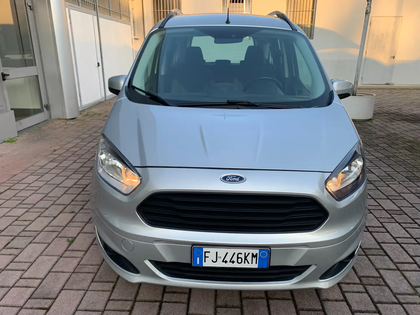 Ford Tourneo Courier 15 TDCI 75 CV PLUS Silber - 2