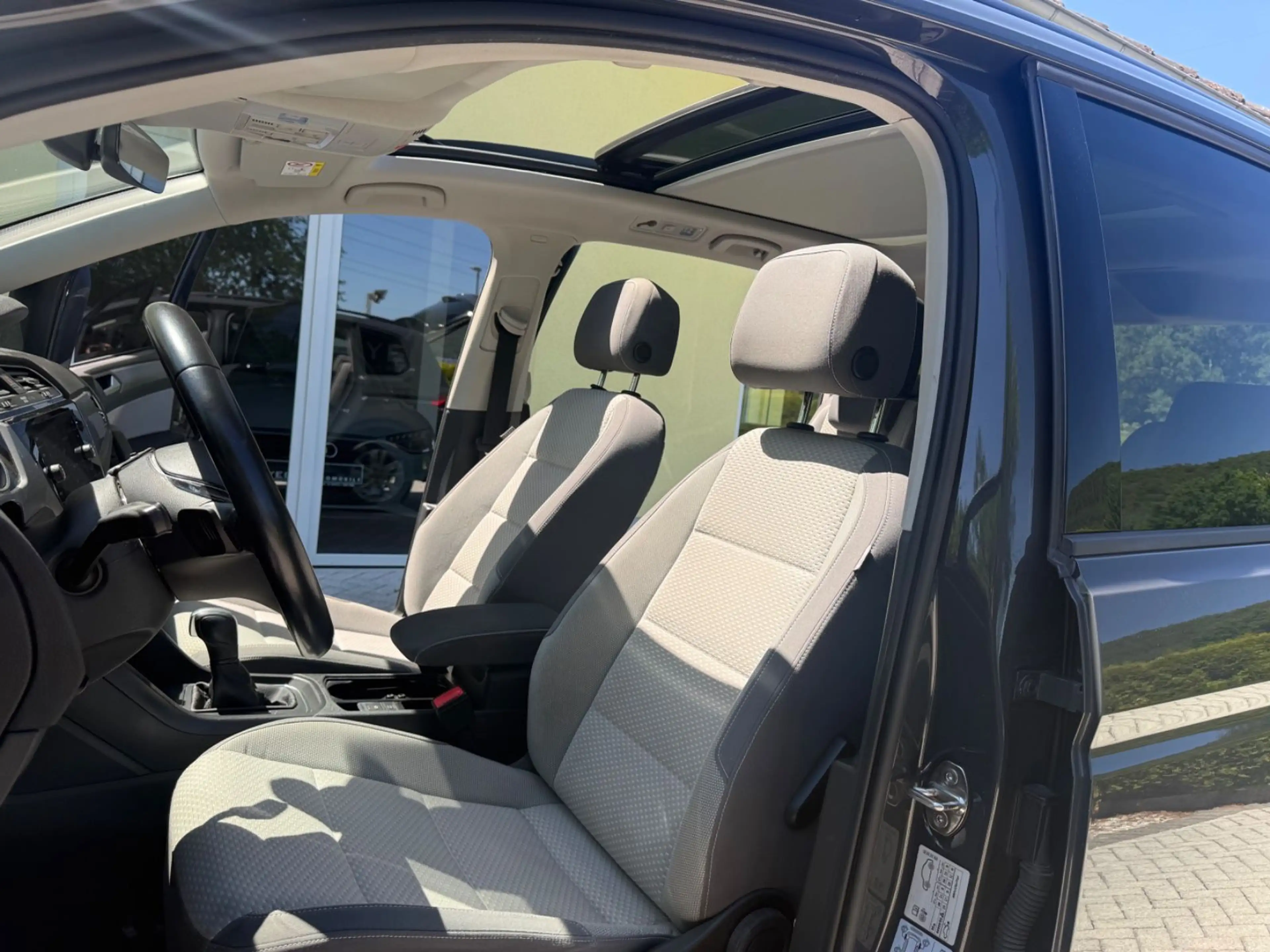 Volkswagen Touran 2.0 TDI DSG Comfortline Pano-AHK-Kamera — photo 11