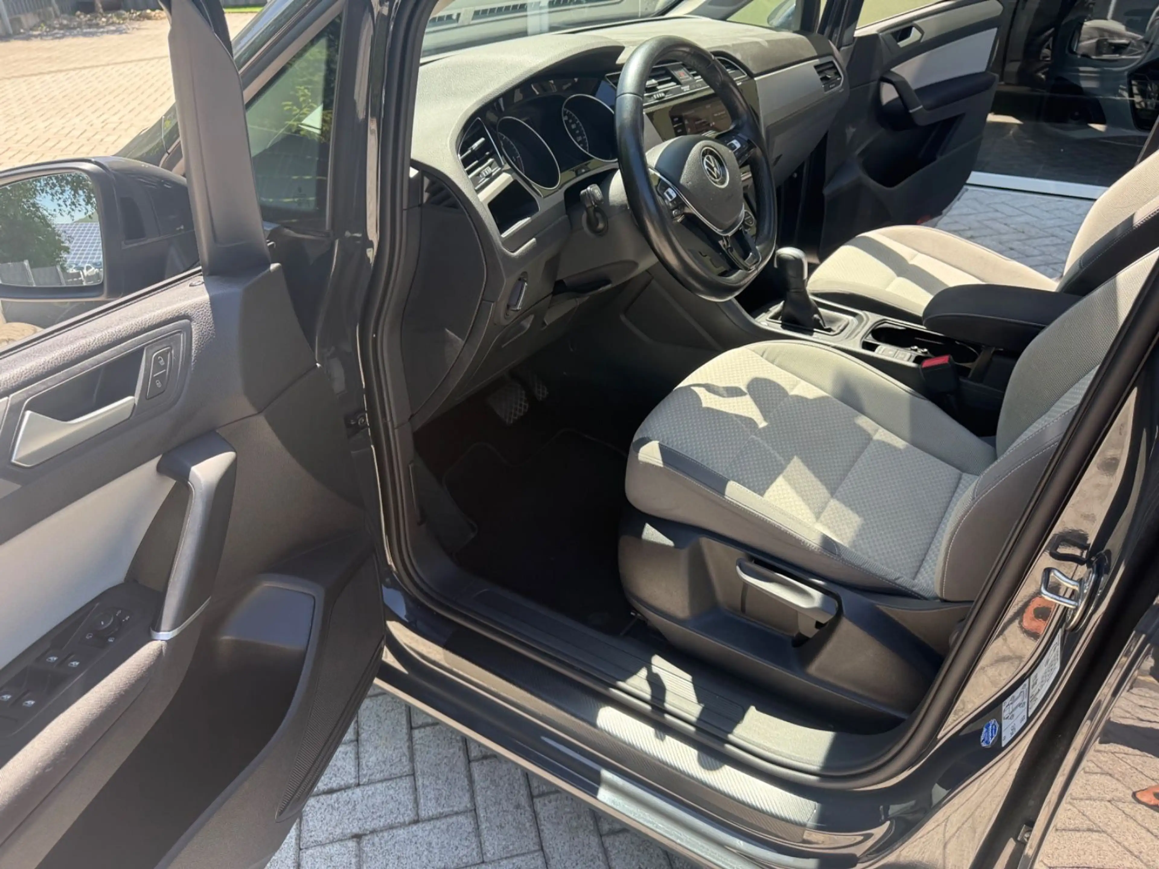Volkswagen Touran 2.0 TDI DSG Comfortline Pano-AHK-Kamera — photo 10