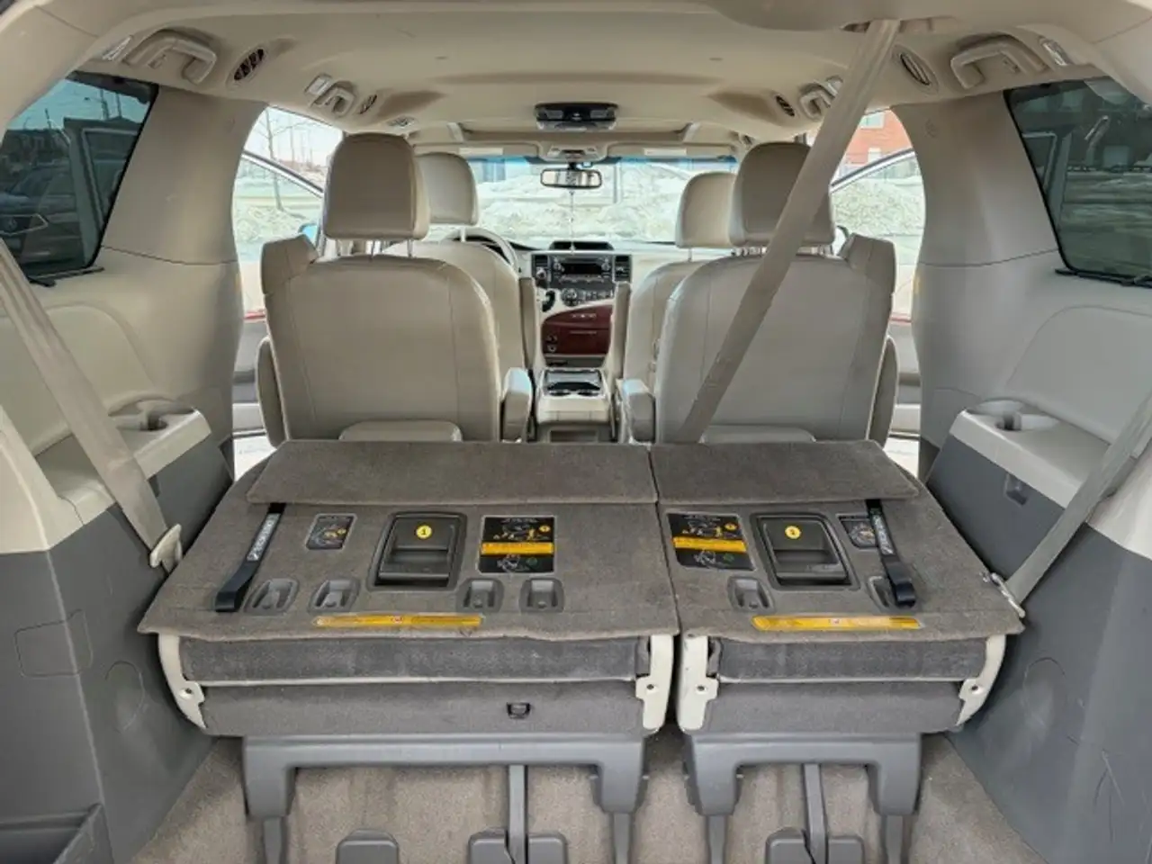 Toyota Sienna снимка Toyota Sienna