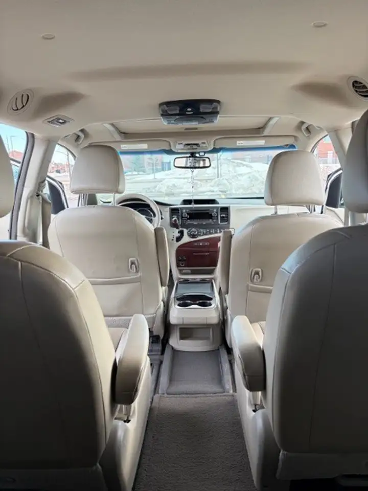 Toyota Sienna снимка Toyota Sienna