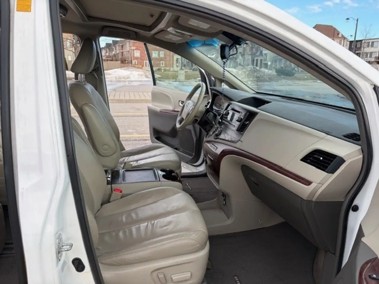 Toyota Sienna снимка Toyota Sienna