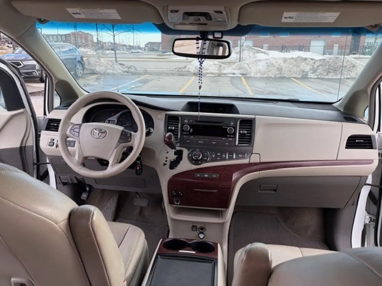 Toyota Sienna снимка Toyota Sienna