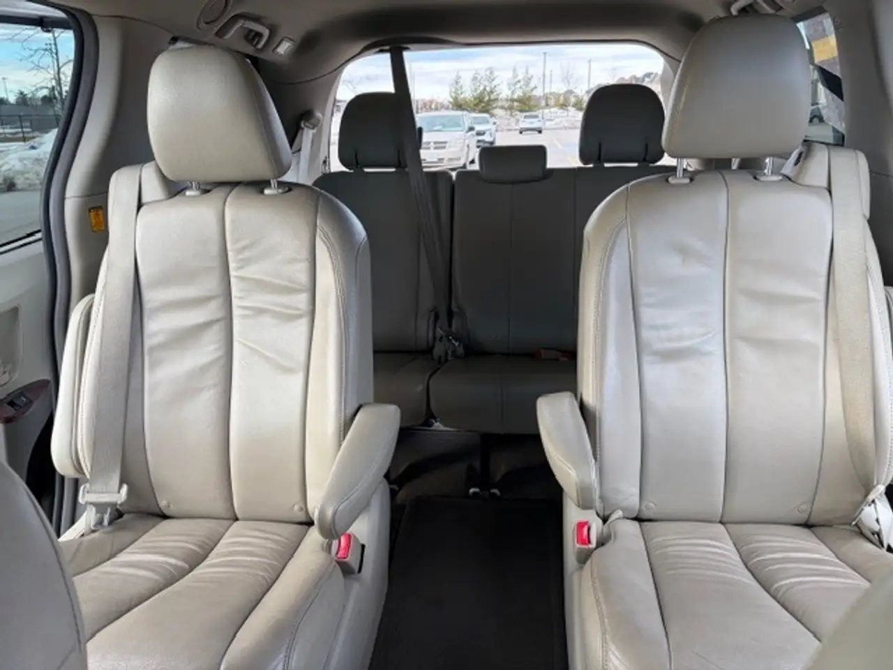 Toyota Sienna снимка Toyota Sienna