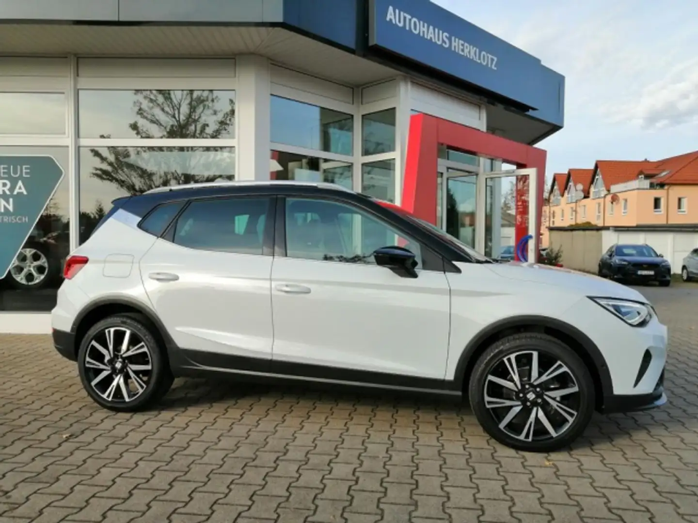 SEAT Arona Arona 1.0 Eco TSI FR 81 kW / 110 PS LED / DINAMICA Weiß - 2