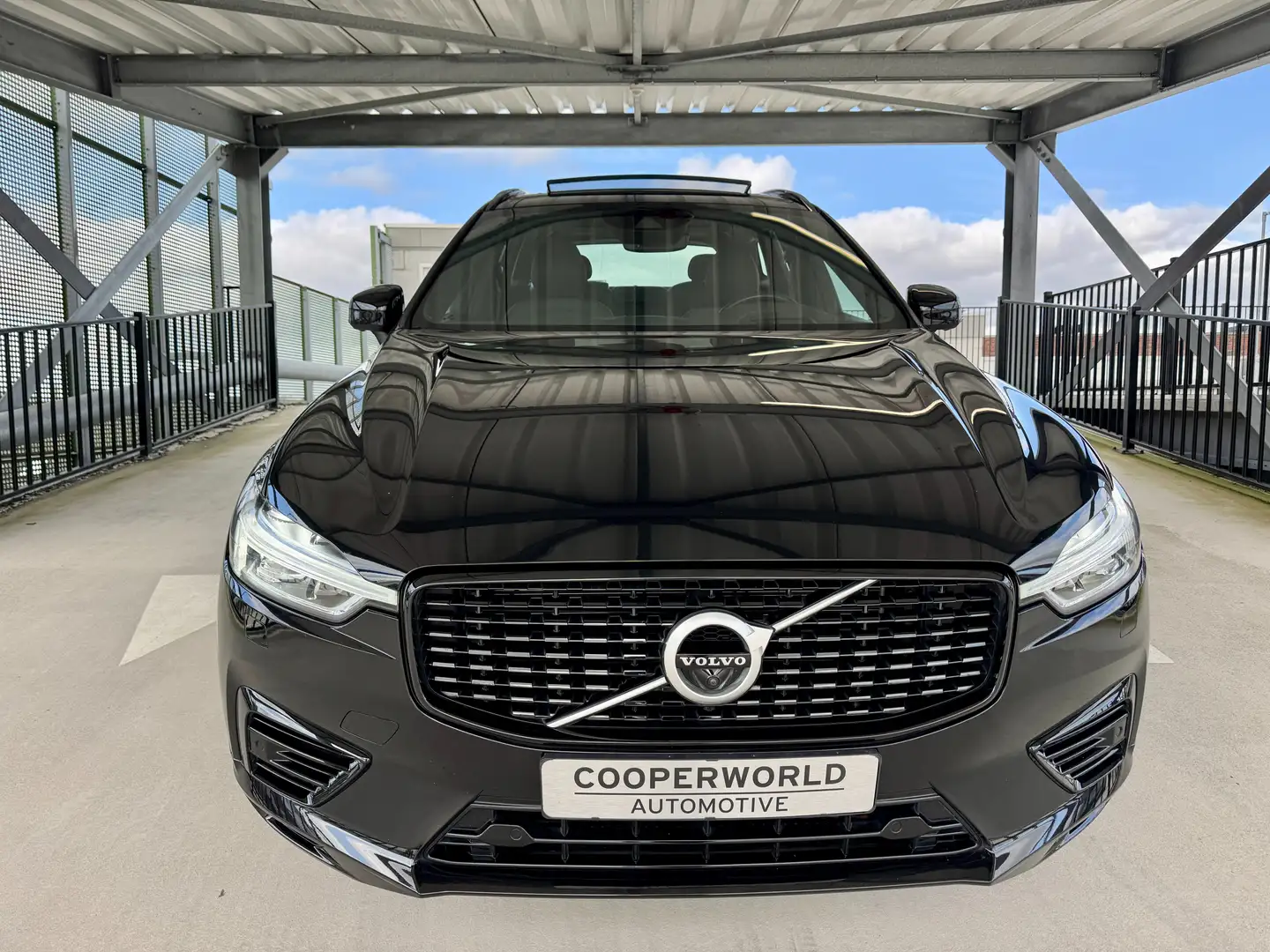 Volvo XC60 R-Design | AWD | HUD | PANO | 340PK Schwarz - 2